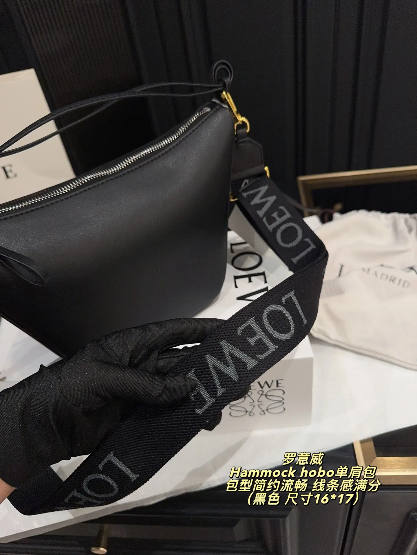 P190配折叠盒⚠️尺寸16*17 罗意威 LOEWE Hammock hobo单肩包 包型简约流畅，线条感满分-。两根可调节肩带，单肩、斜挎、手提都OK，百搭又灵活！容量大，通勤、逛街、旅行都能装下日常所需。春夏穿搭超加分，实用又时髦，是LOEWE经典热门款，简约控必入！