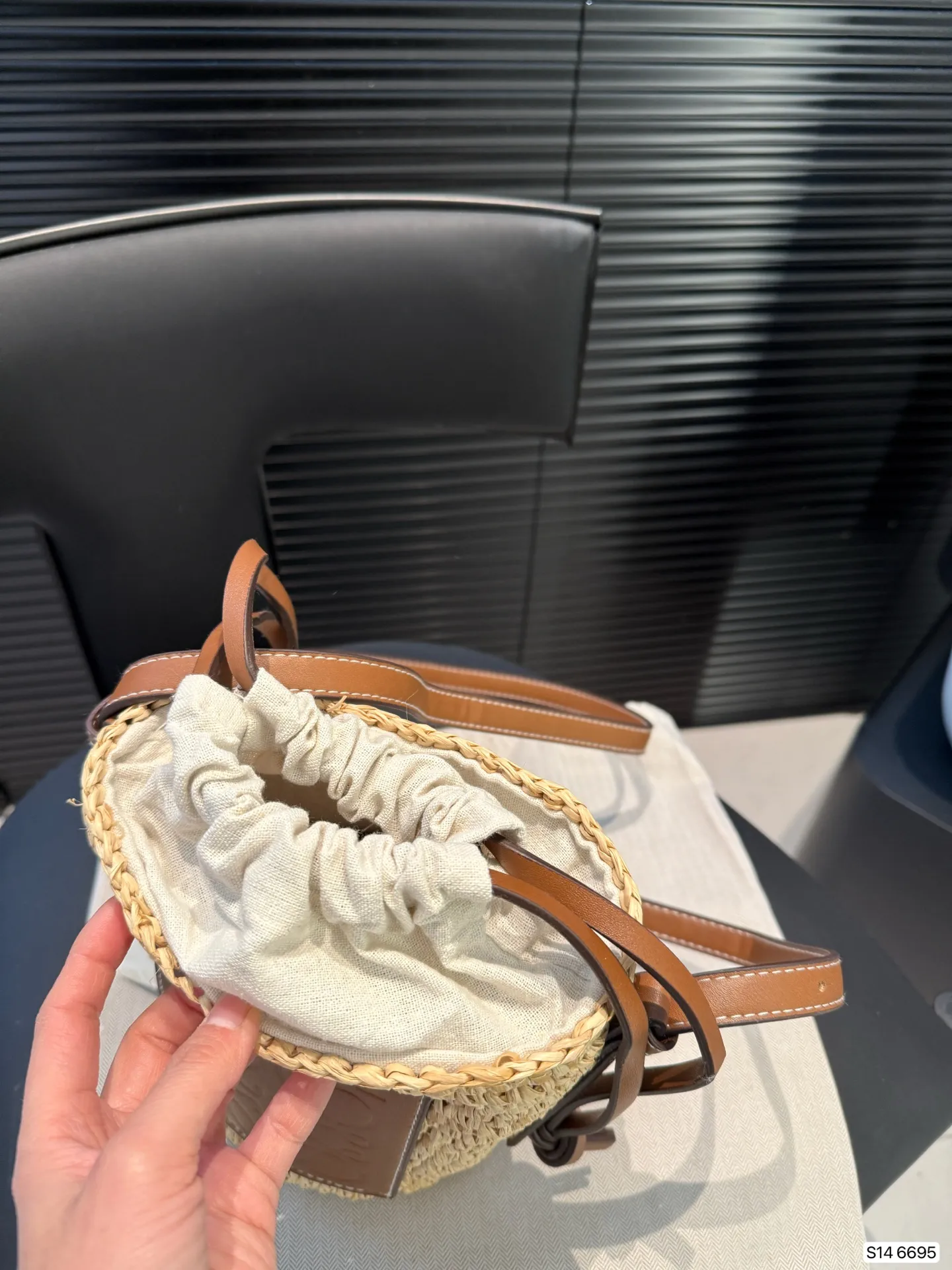 P120 罗意威编织购物袋 手感和视觉效果是一样的 包型更是完美,随意搭配!尺寸14 21 货号6695