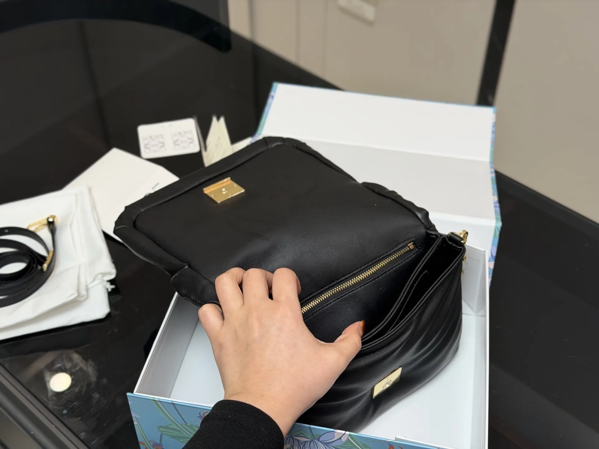 &yen;185 配折叠盒 size：22*17cm Loewe/罗意威 云朵枕头包 Gate Bag腋下斜挎包， 感觉gate是Loewe的礼物 ！ ⚠牛皮皮质！