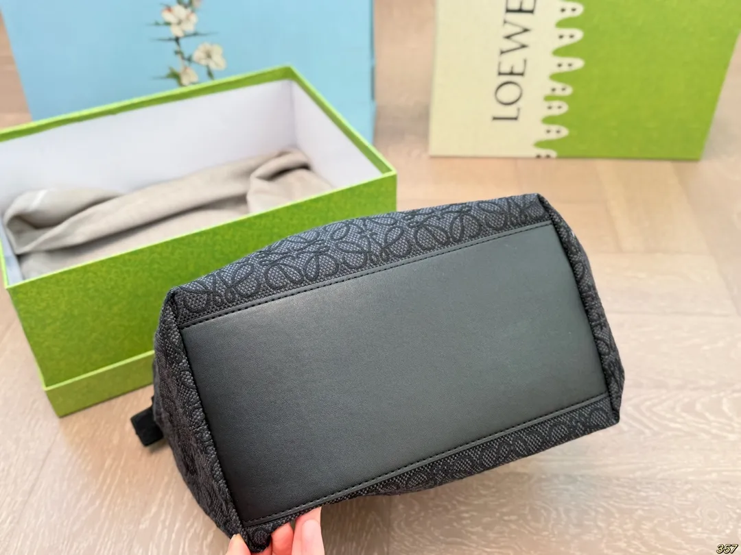 &yen;140/&yen;135配盒 罗意威LOEWE 便当包软盒子包 妥妥的宝藏系列 一眼心动 超级时髦 尺寸25 16/20 11