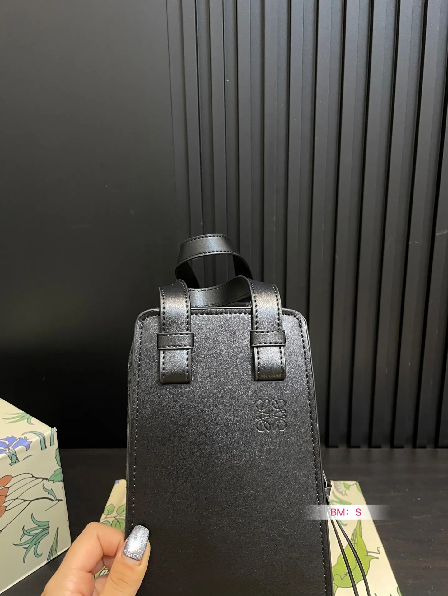 💰190 配盒 Loewe/罗意威🎒HAMMOCK吊篮水桶包，可爱暴击🔅超级Q 干净而利落的造型与背景.蕴含的优雅魅力.包包造型多变，可手提可单肩，设计简单利落 尺寸26*25cm