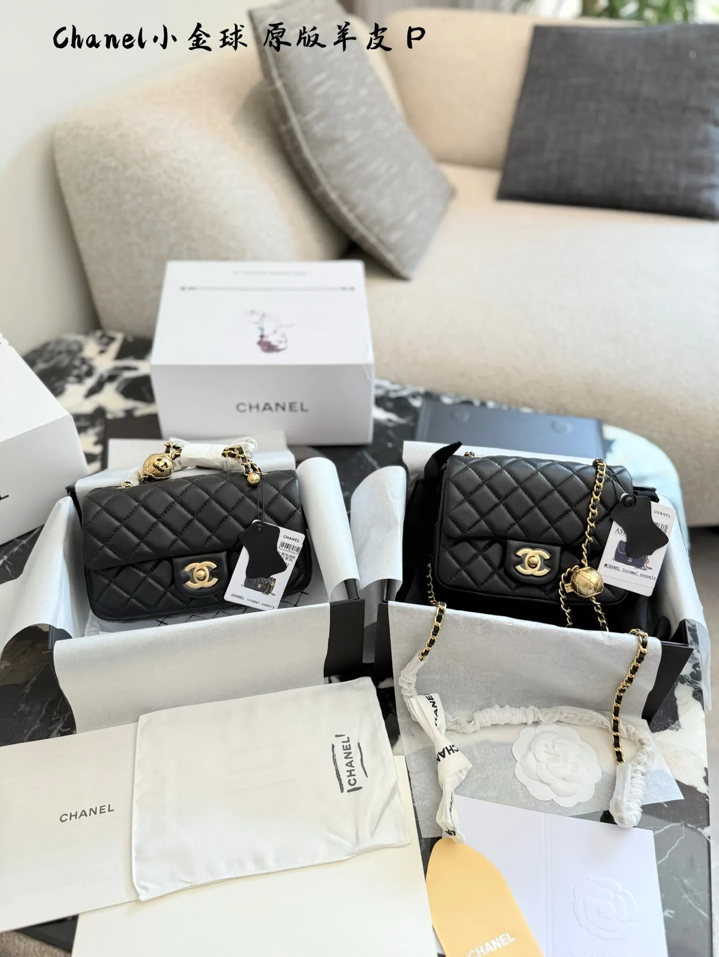 p220p225 羊皮 金球方胖子 “New Arrival” 最美金球方胖子人间香奈儿 白富美小姐姐必备款 ■单独夸最让人挪不开眼 就是小金球了太高级~ 今年的新款小香包链条可以调节 这一点太人性化了不管是高个子还是小个子圈都可以驾驭 #Chanel小金球 17cm20cm