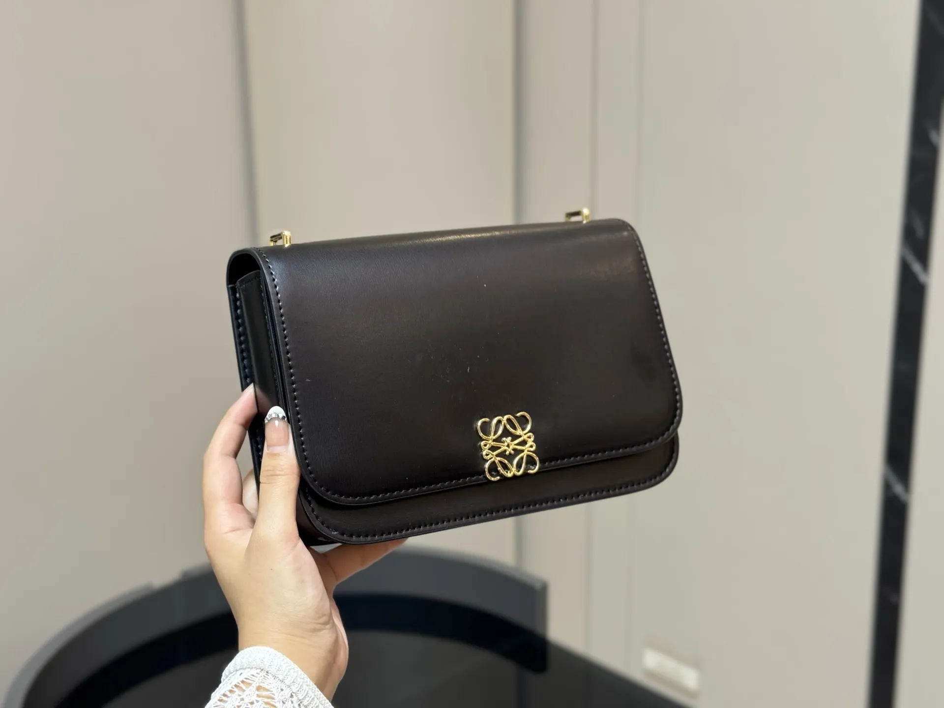 ¥180 配盒 size:22*16cm Loewe/罗意威 新肩带很美哦! Gate Bag 豆腐斜挎包, 感觉gate是Loewe的礼物 ! ⚠牛皮皮质!