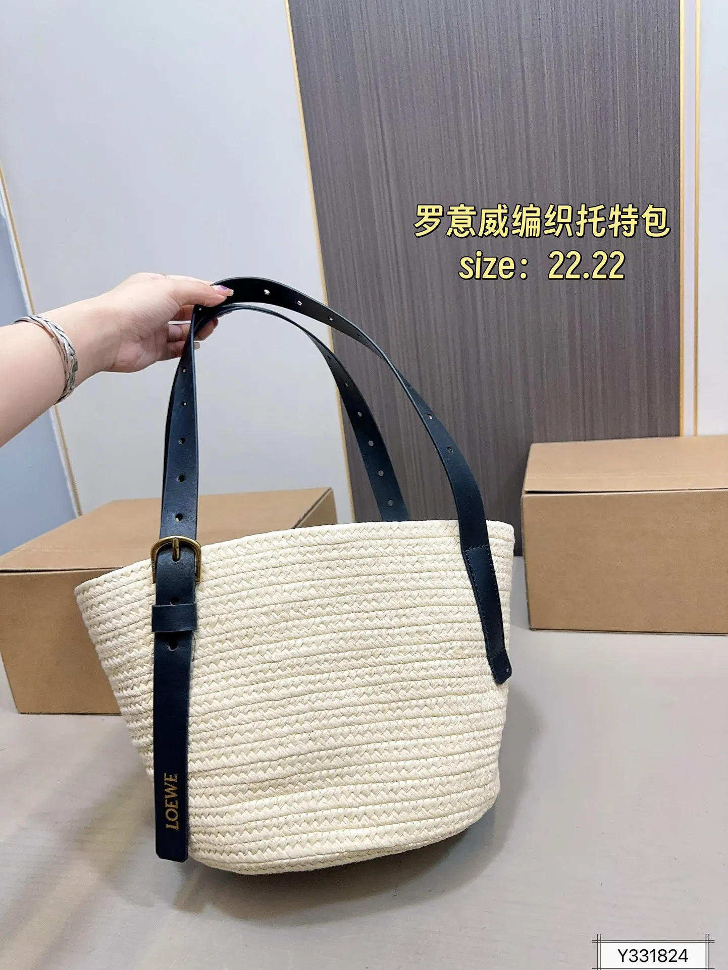 💰140 罗意威编织托特包 限定款hobo也太好看了 质感很高级 容量超级大也很耐用 日常出街背它回头率百分百 尺寸:22 22