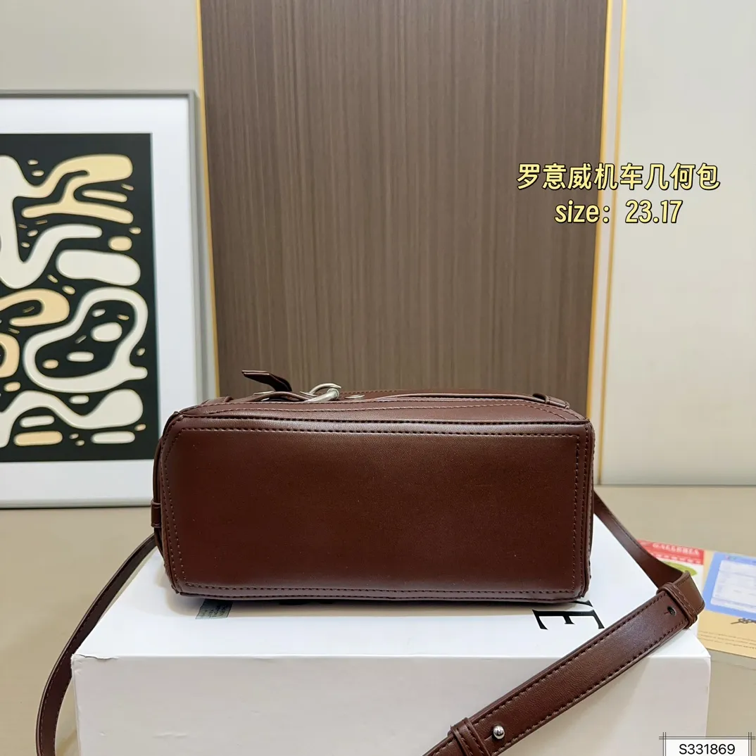 💰185（折叠盒） 尺寸：23.17 LOEWE 罗意威新版上市puzzle Biker机车几何包 几何形设计，质感磨砂五金件，各个颜色都超美👍 容量大，实用又不失设计感！ 休闲又百搭，通勤也可以背‼️