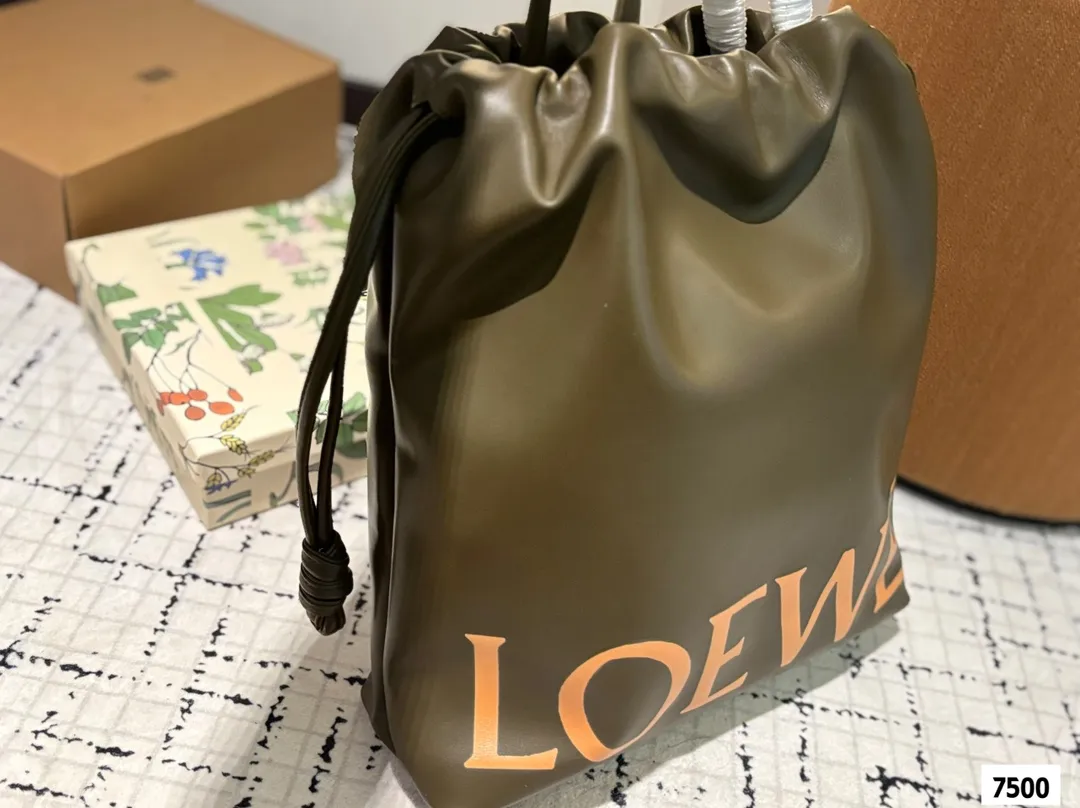 P150 配盒子 LOEWE罗意威福袋包|时尚与好运的完美邂逅 今日推荐 Flamenco LOGO Tote最近新宠 超有质感,亮眼的大字母一下就抓住眼球,时髦又吸睛。 容量超大,日常出行、通勤啥的都能轻松hold住,装电脑、文件、化妆品都没问题。 谁懂啊,拥有它真的快乐加倍!#LOEWE #罗意威 # 尺寸:35 42
