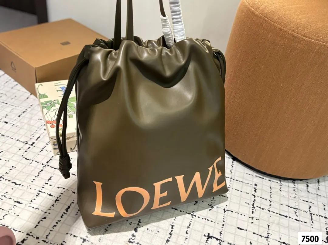 P150 配盒子 LOEWE罗意威福袋包|时尚与好运的完美邂逅 今日推荐 Flamenco LOGO Tote最近新宠 超有质感,亮眼的大字母一下就抓住眼球,时髦又吸睛。 容量超大,日常出行、通勤啥的都能轻松hold住,装电脑、文件、化妆品都没问题。 谁懂啊,拥有它真的快乐加倍!#LOEWE #罗意威 # 尺寸:35 42