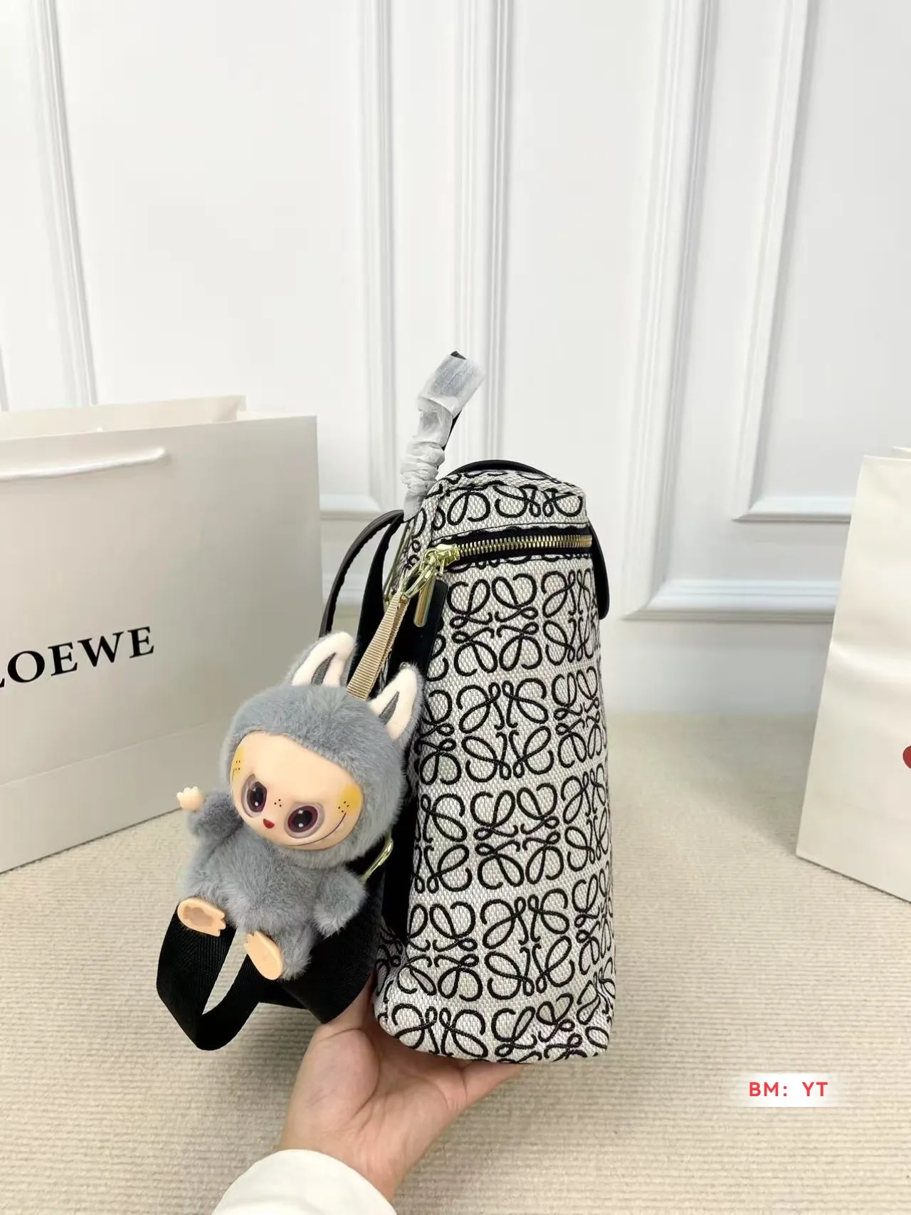 💰120 罗意威 爆款双肩出货 新款 男女背都好看 作为一只合格的双肩包 一定要好看 舒适 耐造 背包比较大 远途旅行带它准没错 也是学生党的最佳选择 超级实用 再适合不过小哥哥们和高挑的小姐姐啦 😍尺寸:25*28