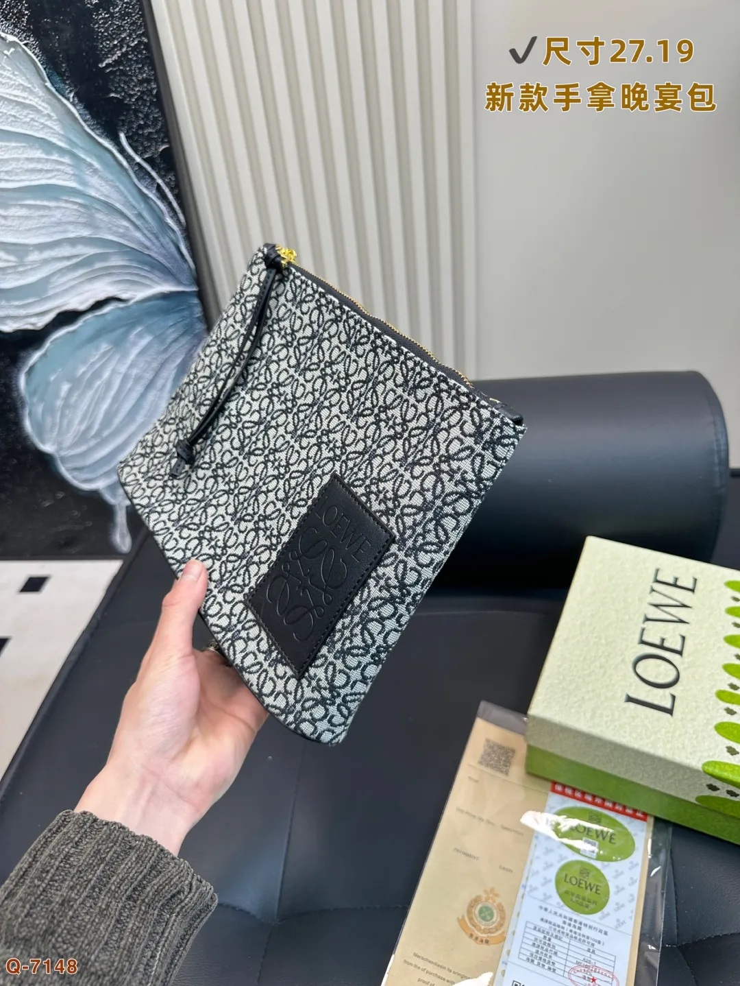 💰105 配礼盒 LOEWE罗意威新款帆布手拿包晚宴包 满logo帆布手包,加宽底座空间超大,满足日常所需~简单大方,手感超好!! 尺寸27.19