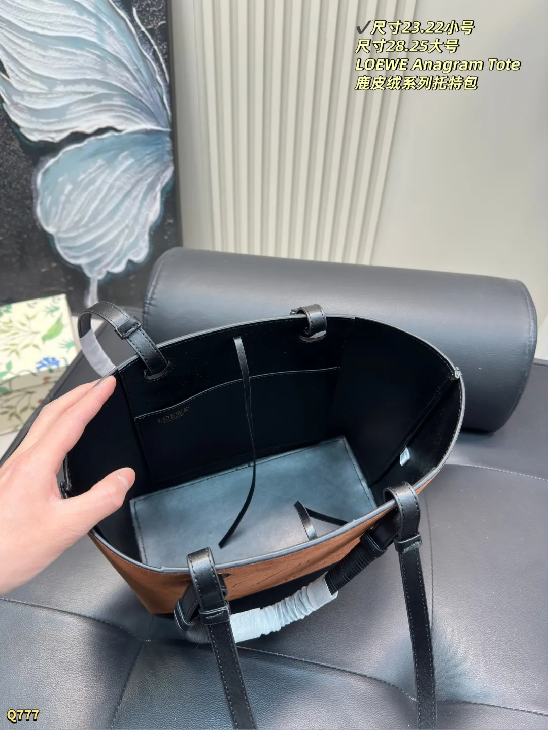 💰160小号尺寸23.22 💰165大号尺寸28.28 罗意威鹿皮绒系列托特 质感满满，这一系列太爱了！罗意威 太好看了气质款的托特包，通勤好物,质感柔滑整体简洁设计搭配既简洁又时尚，上身超好搭配，浓浓的标志性性冷淡风，轻盈又百搭，超多人的心水好物，这一款入手准没错!