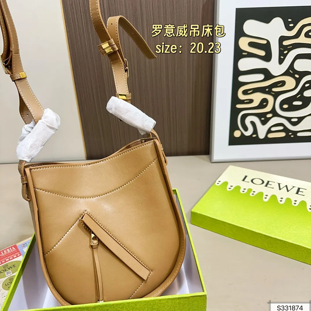 💰190（配盒） 尺寸20&times;23 LOEWE罗意威25Hammock hobo吊床包 面对不同造型都能轻松变换 容量感人，包身轻盈又简洁 百变腋下包 手感真的绝绝子