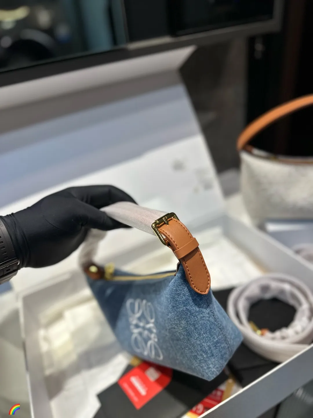 ❤️p125（礼盒包装）❤️ 罗意威饭盒包 新成员饭盒包终于来啦这个大小比较适合平时外出，装个手机卡包车钥匙都可以，想要功能性大的不要选择这个，装不进ipad!冬天就是要这种反差比较大的小巧玲珑的包，才能让臃肿大衣的外表下添加一些俏皮可爱!几千块的快乐就是做一-个女孩当#饭盒包风#尺寸20.12