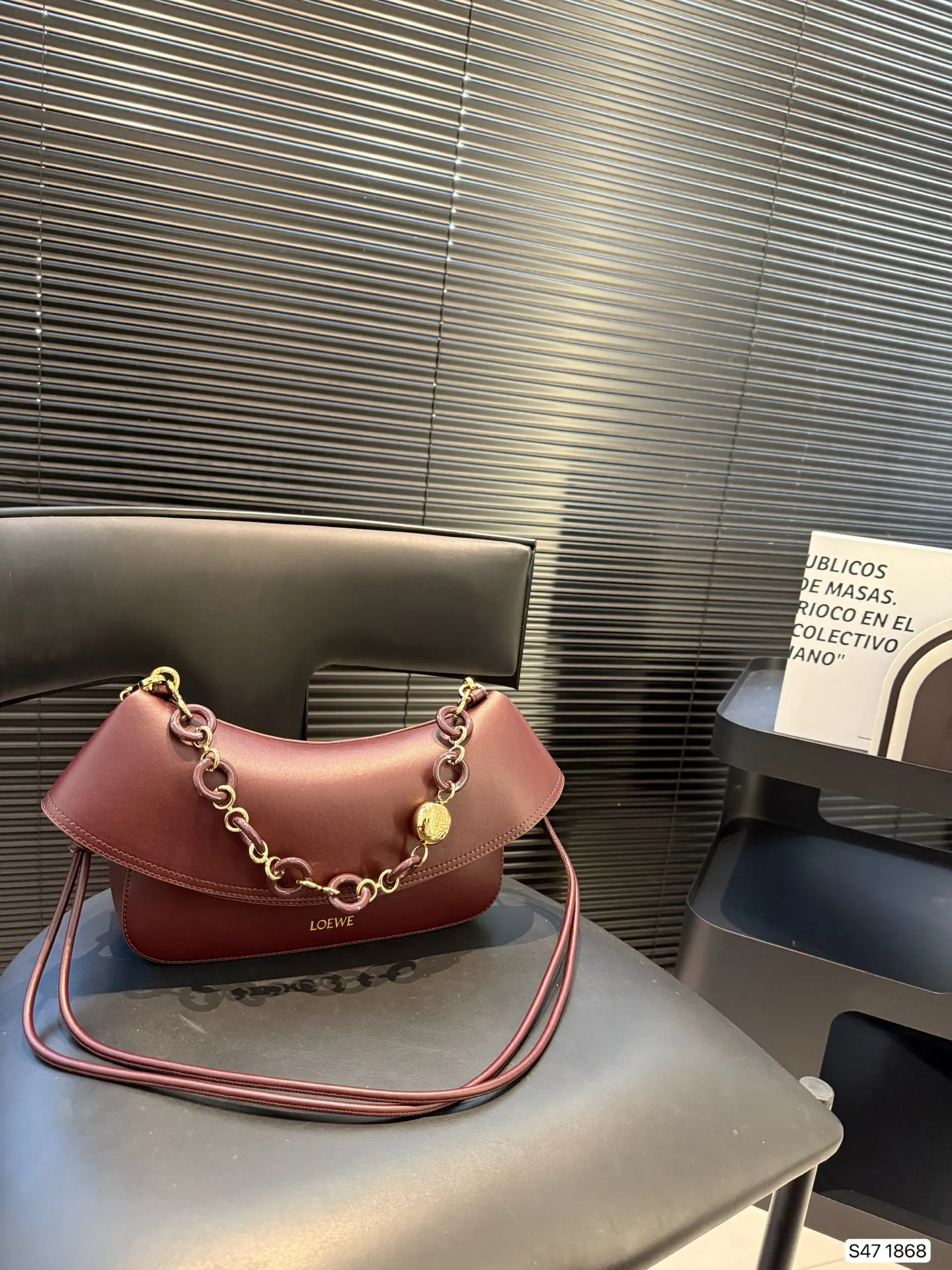 P285 罗意威LOEWE|七夕限定 Ola手袋，一眼心动! LOEWE这款 Ola手袋是七夕专属，简直美哭!弧形设计流畅优雅，搭配醒目的甜甜圈链条，辨识度超高。超实用，光滑牛皮革柔软轻便，背着毫无负担，超适时髦，细节太戳人:可拆卸管状肩带和链条，自由切换单肩或斜挎;翻盖开合顺滑，内袋收纳超方便。LOEWE烫金标志低调奢华，百搭又显气质。 尺寸：26 17 货号1868