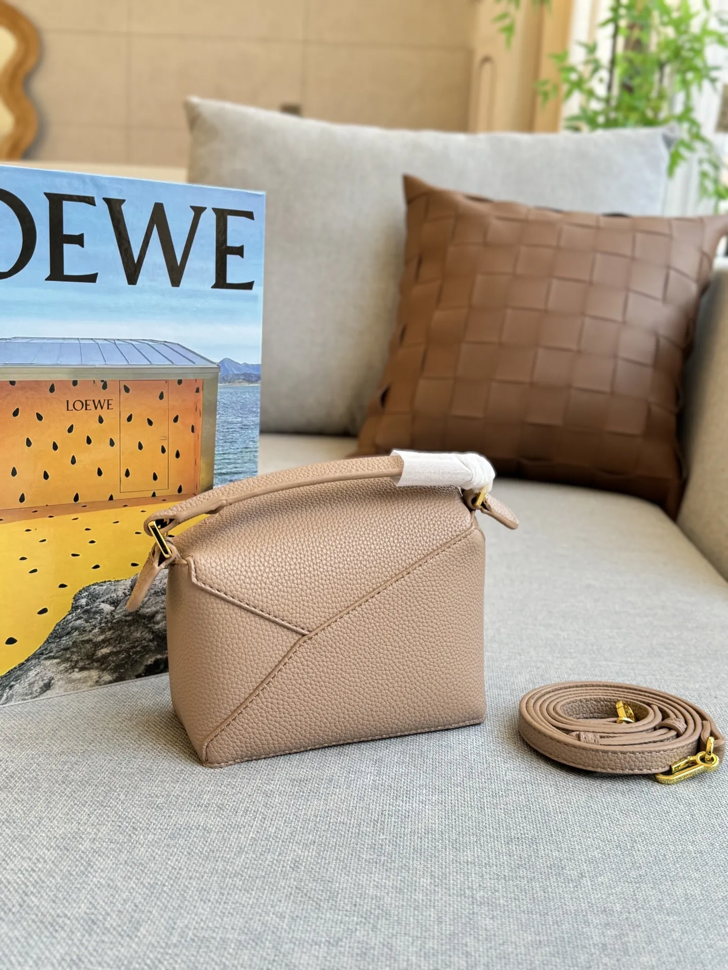 大💰160 折叠盒 小💰140 折叠盒 size:24×17/16×12 LOEWE罗意威 Puzzle 几何包/拼图包手提斜挎单肩包 焦糖色很🔥也很百搭 一年四季都可以背 低调又高级,闭眼入~ 这款自带logo的宽肩带puzzle太爱啦 妥妥时髦精一枚 满满的高级感扑面而来 经典永不过时的几何包,好心动啊