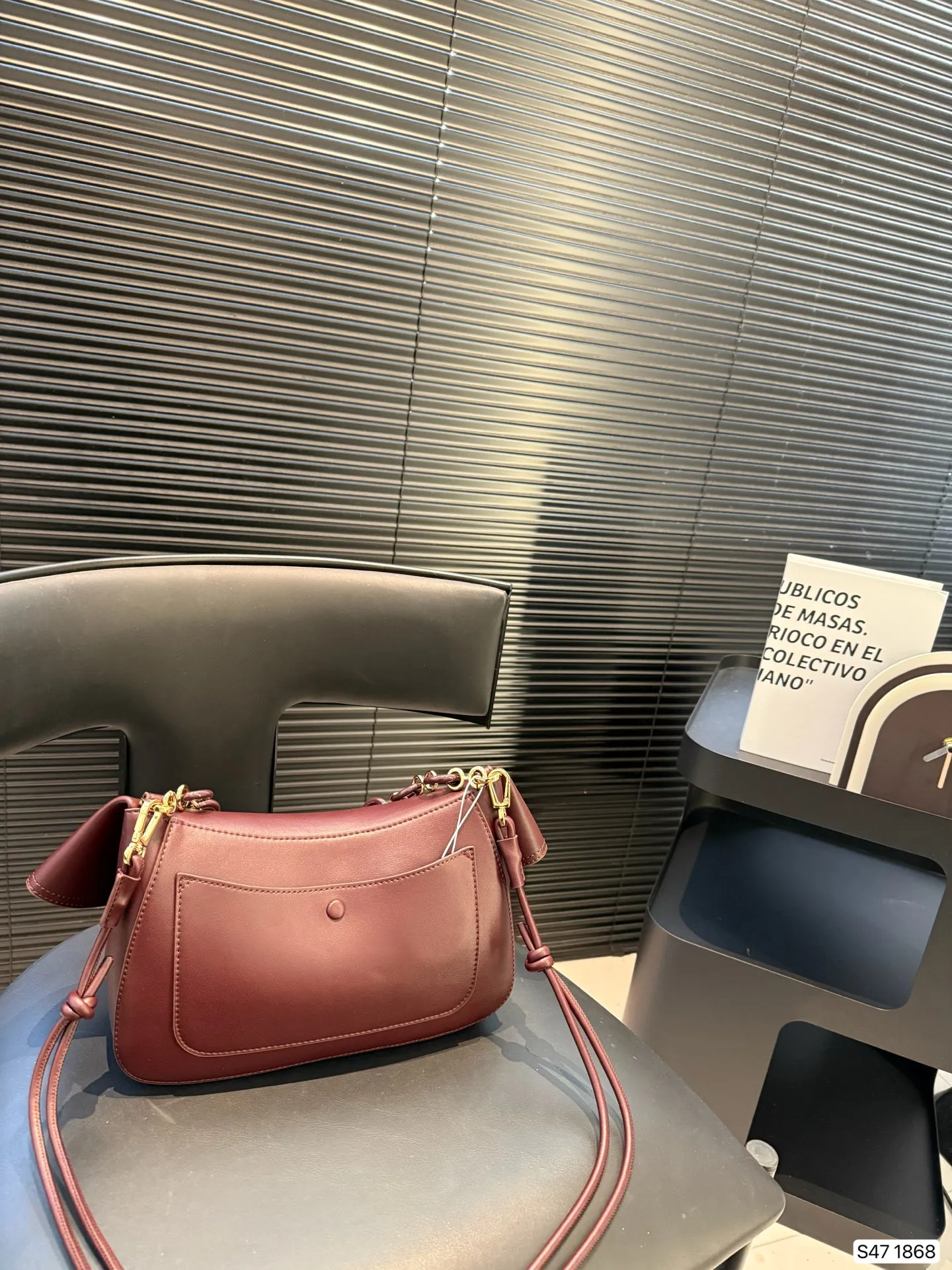 P285 罗意威LOEWE|七夕限定 Ola手袋,一眼心动! LOEWE这款 Ola手袋是七夕专属,简直美哭!弧形设计流畅优雅,搭配醒目的甜甜圈链条,辨识度超高。超实用,光滑牛皮革柔软轻便,背着毫无负担,超适时髦,细节太戳人:可拆卸管状肩带和链条,自由切换单肩或斜挎;翻盖开合顺滑,内袋收纳超方便。LOEWE烫金标志低调奢华,百搭又显气质。 尺寸:26 17 货号1868