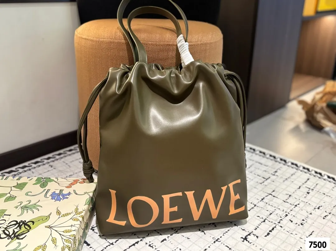 P150 配盒子 LOEWE罗意威福袋包|时尚与好运的完美邂逅 今日推荐 Flamenco LOGO Tote最近新宠 超有质感，亮眼的大字母一下就抓住眼球，时髦又吸睛。 容量超大，日常出行、通勤啥的都能轻松hold住，装电脑、文件、化妆品都没问题。 谁懂啊，拥有它真的快乐加倍!#LOEWE #罗意威 # 尺寸：35 42