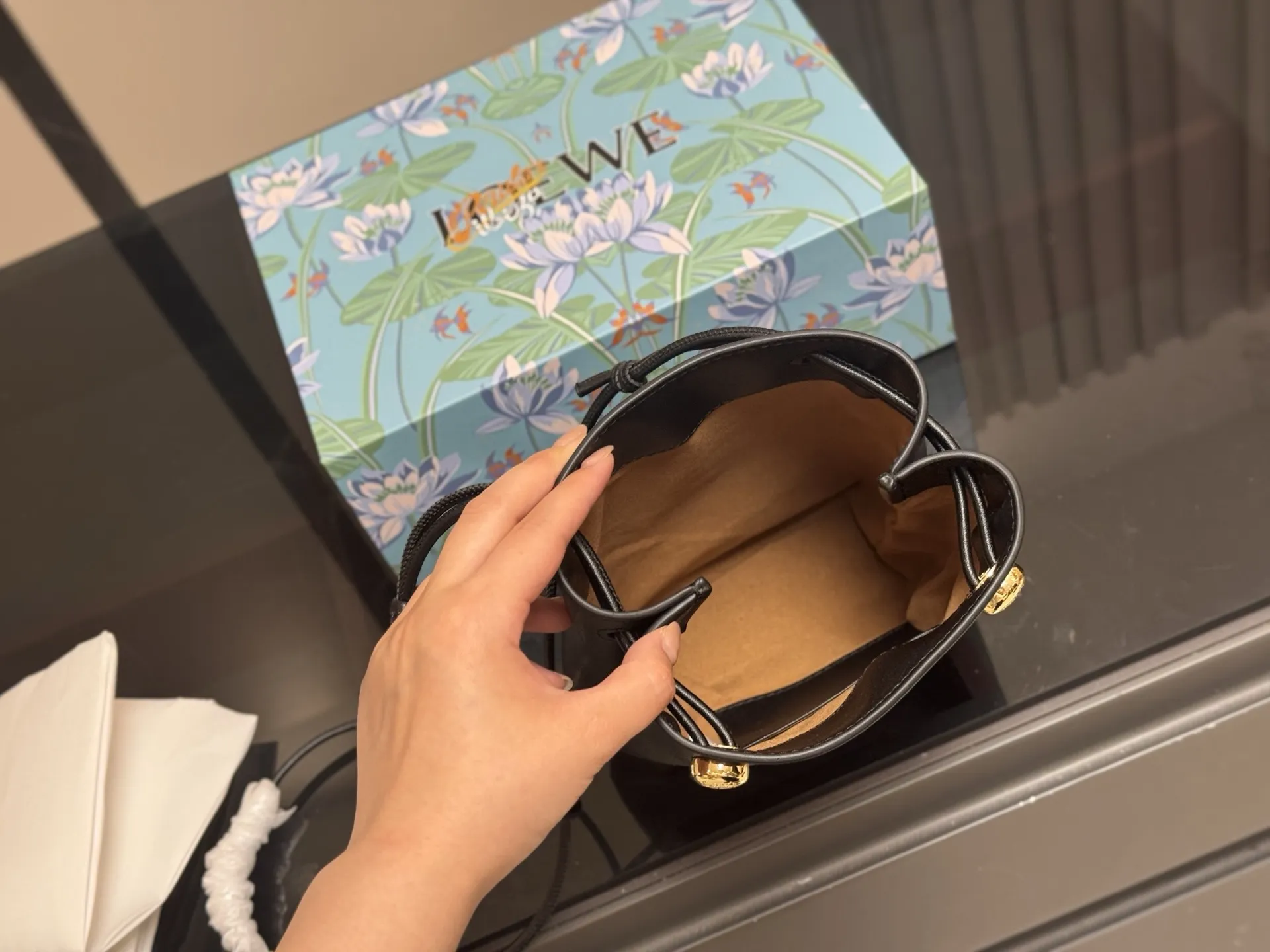 ¥145 配盒 罗意威pebble pouch 好能装 罗意威新出的pebble手机包 又好看又能装~ 自带的肩带可以随意调节 配上毛毡小挂件 很可爱 放手机充电宝墨镜盒等等都能放下 超级实用的包包 推荐! 尺寸:18.22cm