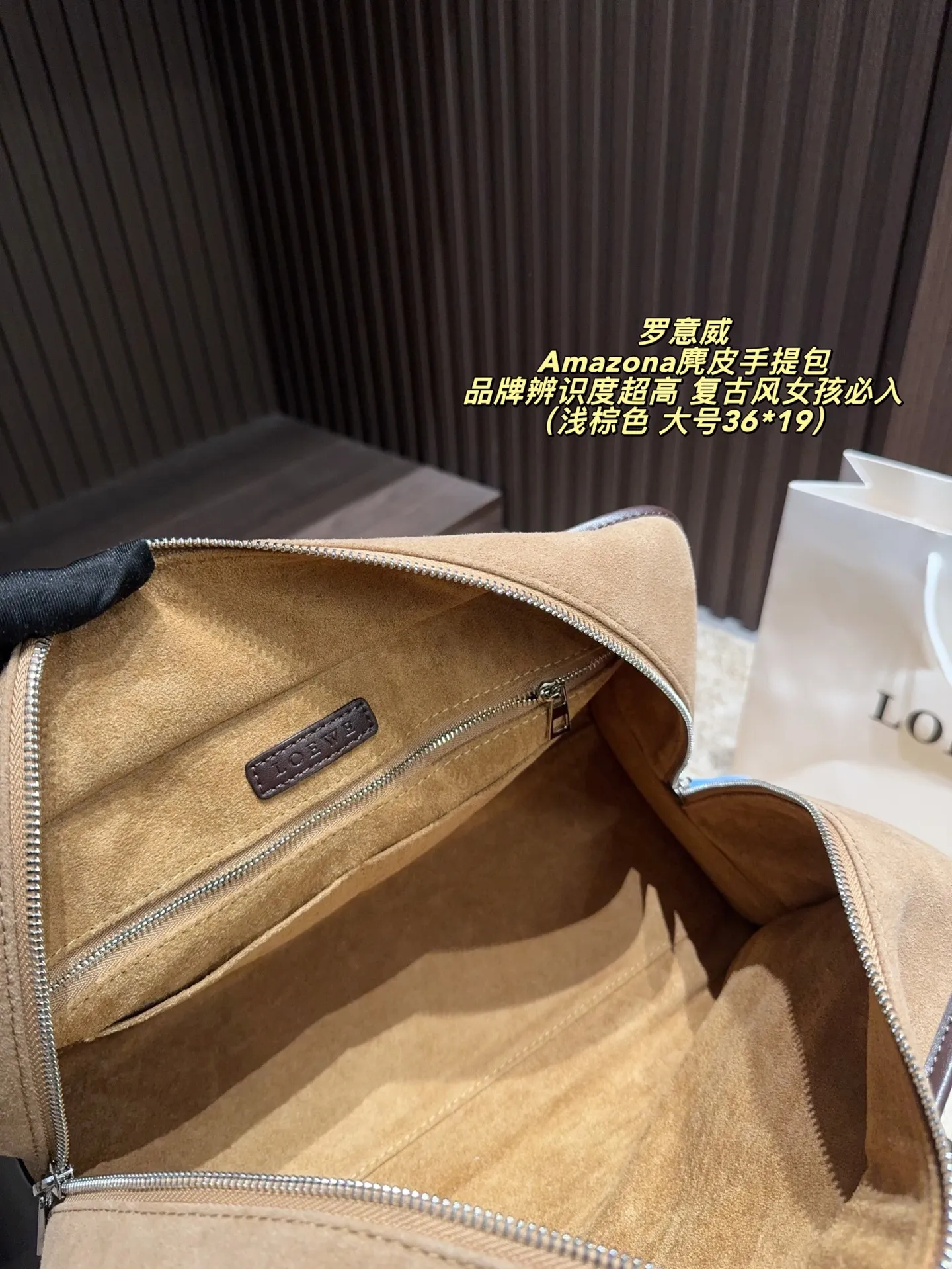 大号P215配折叠盒⚠️尺寸36*19 小号P210配折叠盒⚠️尺寸28*15 LOEWE 罗意威 Amazona麂皮手提包 正面Anagram压花,品牌辨识度超高!配可拆卸肩带,手提斜挎都OK,通勤休闲都能驾驭。金属锁扣设计,安全又精致~中古市场超受欢迎,复古风女孩必入!