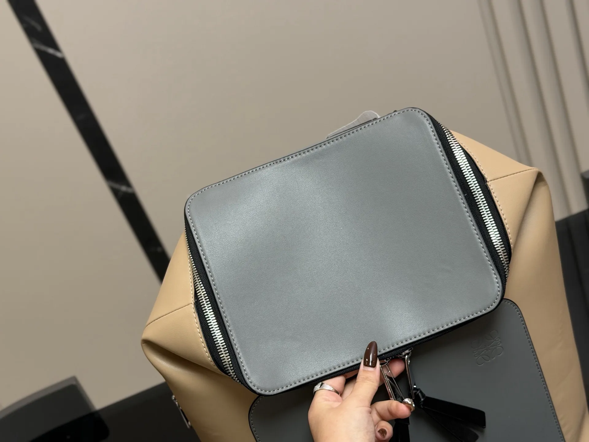 &yen;180 无盒 size：33*39cm loewe 罗意威双肩包🎒 颜值很高哦！ 男士双肩包&hellip;