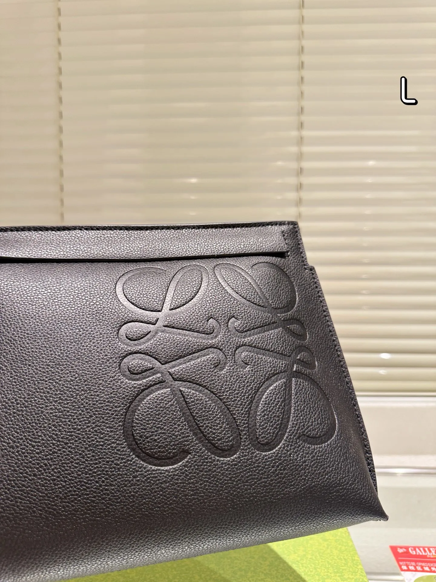 配礼盒🎁P140 Loewe 罗意威 手包 520限定手袋 甜而不腻的日常搭配 颜值质感被拿捏住了 凹造型必备✔️ 尺寸:31.20cm