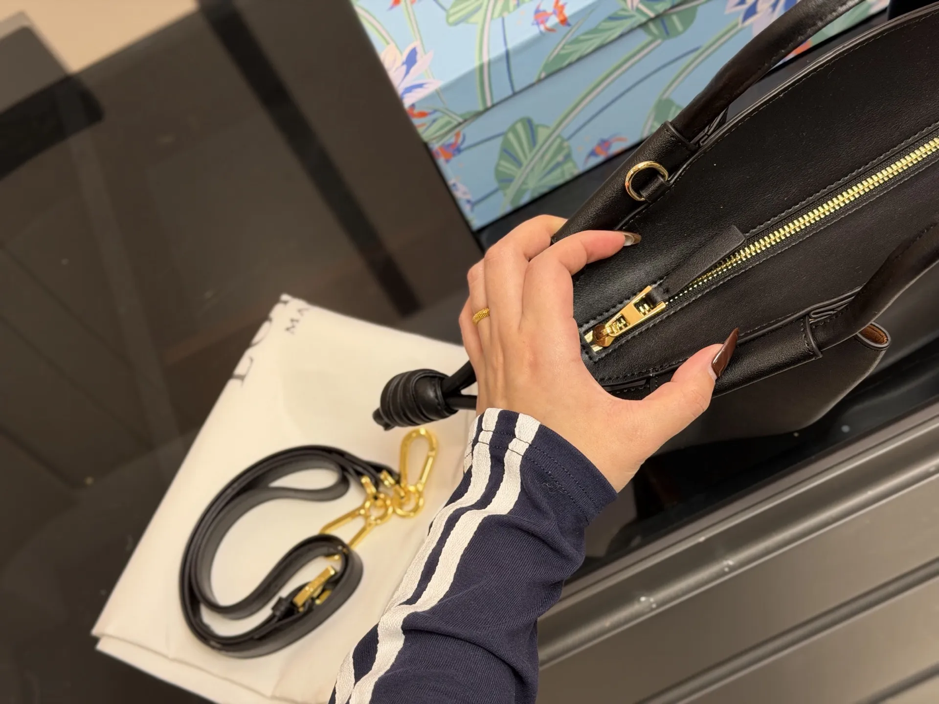 ¥180 配盒 Loewe罗意威新款Paseo饺子包 做工精致廓形简洁优雅, 带来了柔软和超轻盈的独特复褶构造。 采用闪亮纳帕牛皮革制成。 *手拿或肩背*可拆卸和可调节肩带* 顶部隐形拉链*金色绒面革衬里*烫金。 尺寸:25.18cm