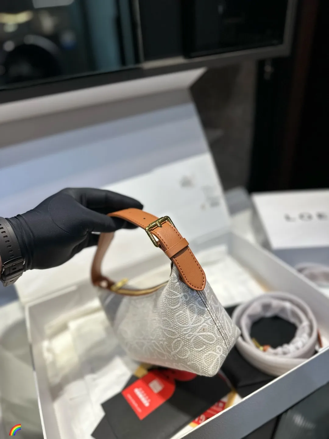 ❤️p125(礼盒包装)❤️ 罗意威饭盒包 新成员饭盒包终于来啦这个大小比较适合平时外出,装个手机卡包车钥匙都可以,想要功能性大的不要选择这个,装不进ipad!冬天就是要这种反差比较大的小巧玲珑的包,才能让臃肿大衣的外表下添加一些俏皮可爱!几千块的快乐就是做一-个女孩当#饭盒包风#尺寸20.12