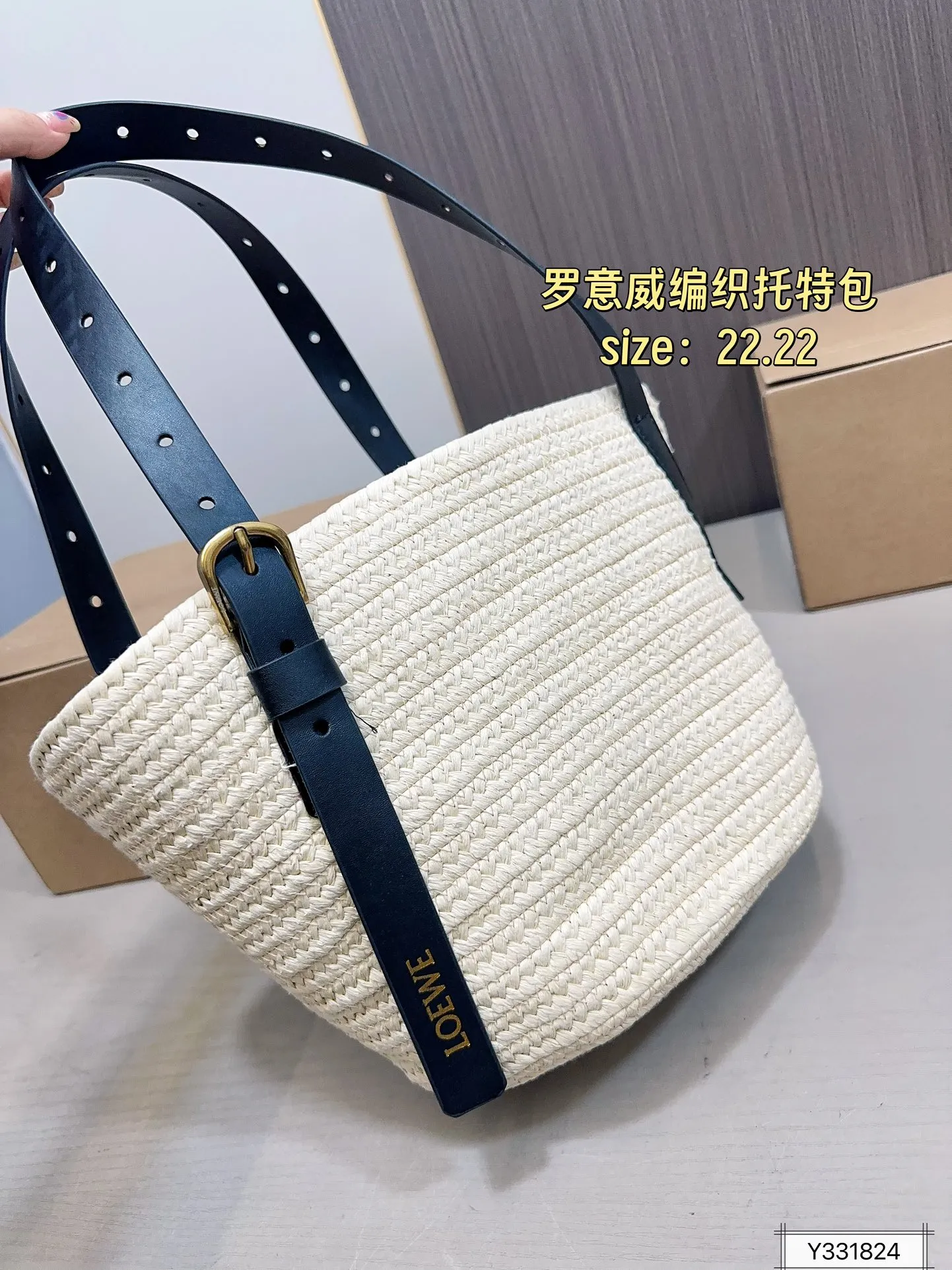 💰140 罗意威编织托特包 限定款hobo也太好看了 质感很高级 容量超级大也很耐用 日常出街背它回头率百分百 尺寸:22 22