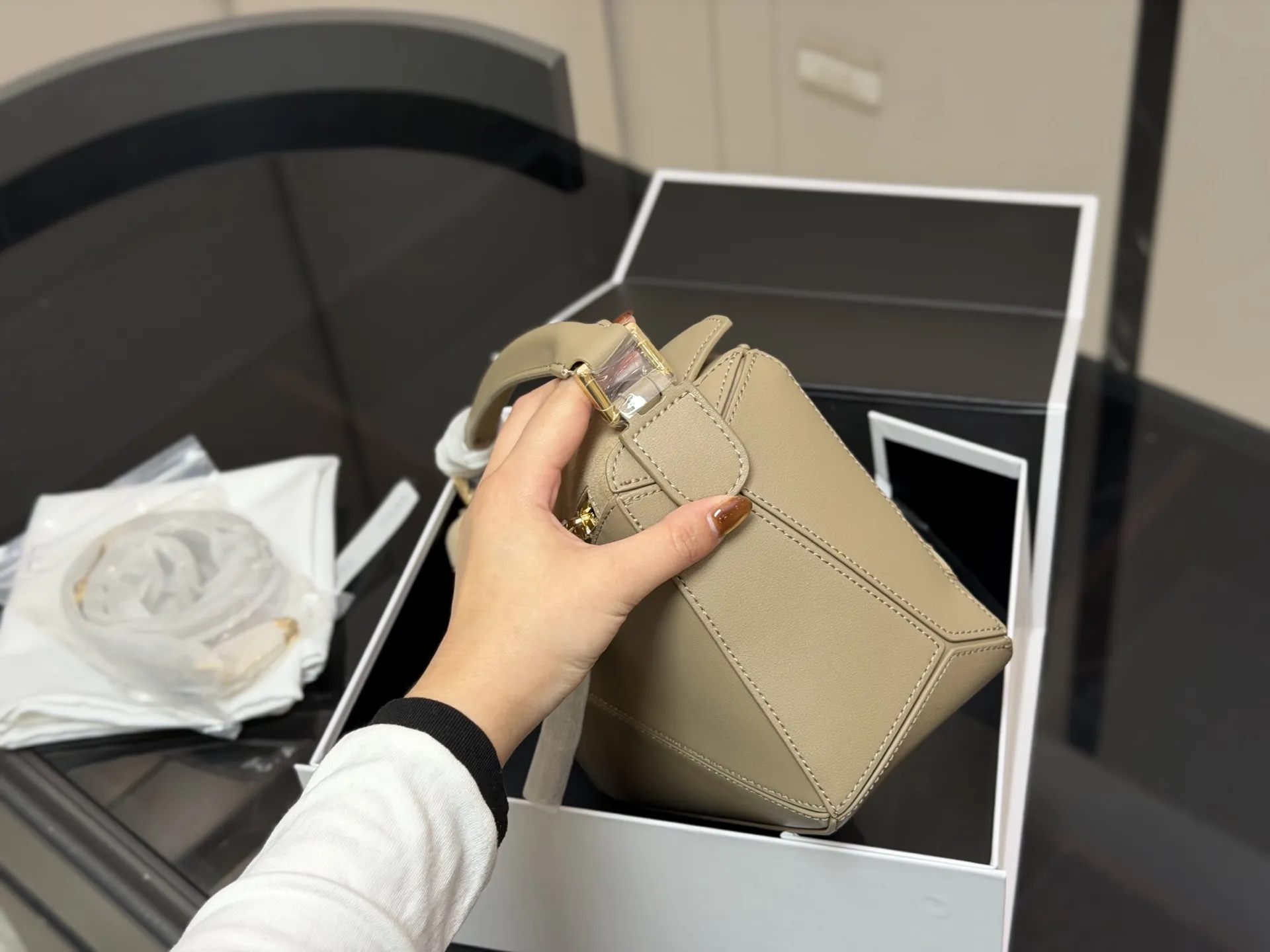 &yen;250 配盒 牛皮 尺寸： 24*15cm loewe 罗意威几何包puzzle 真心是不能错过的， PUZZLE又出新花样|经典牛皮碰撞复古绒面革 皮质的碰撞和对比 视觉变化 彰显几何魅力