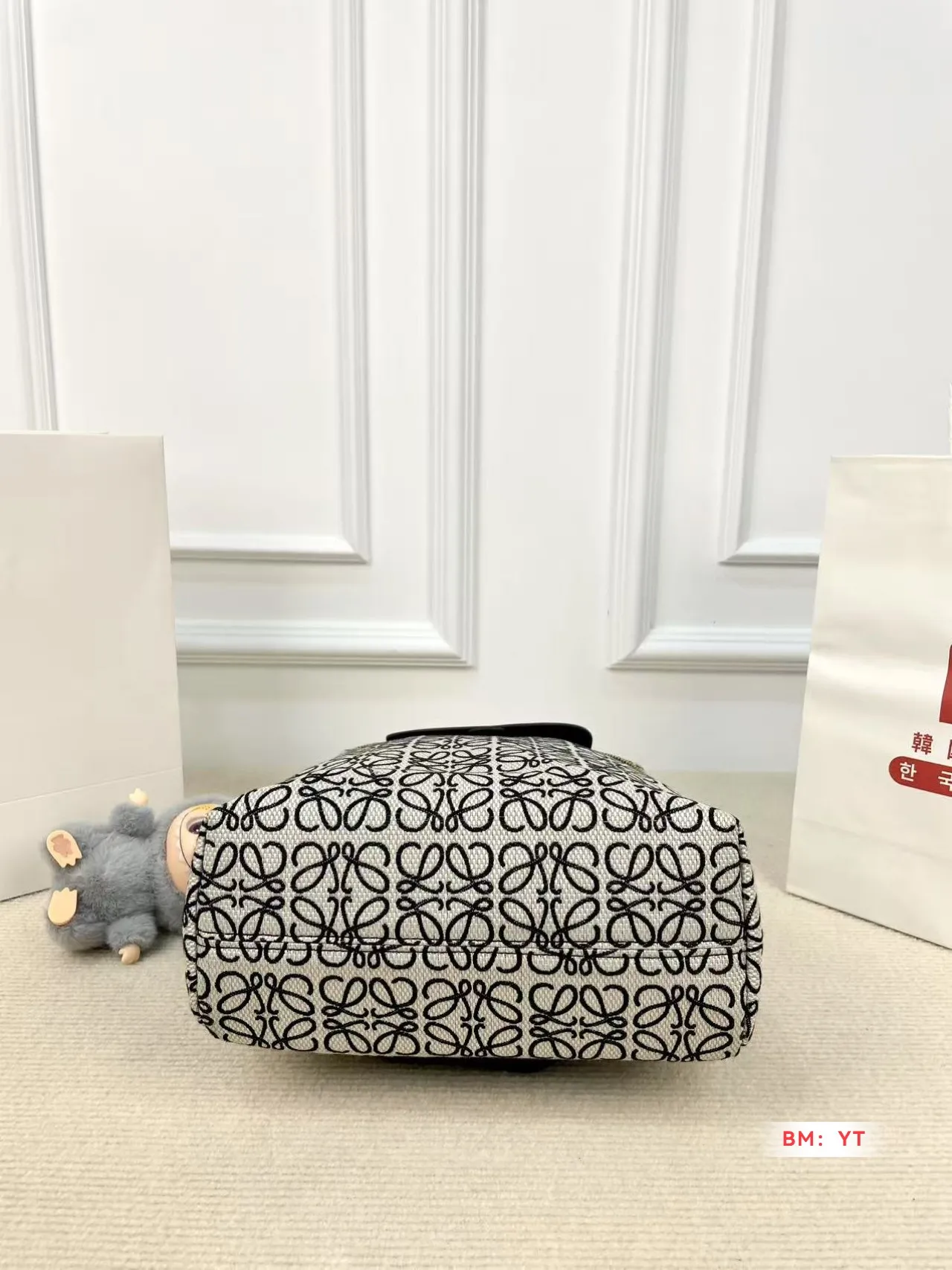 💰120 罗意威 爆款双肩出货 新款 男女背都好看 作为一只合格的双肩包 一定要好看 舒适 耐造 背包比较大 远途旅行带它准没错 也是学生党的最佳选择 超级实用 再适合不过小哥哥们和高挑的小姐姐啦 😍尺寸：25*28