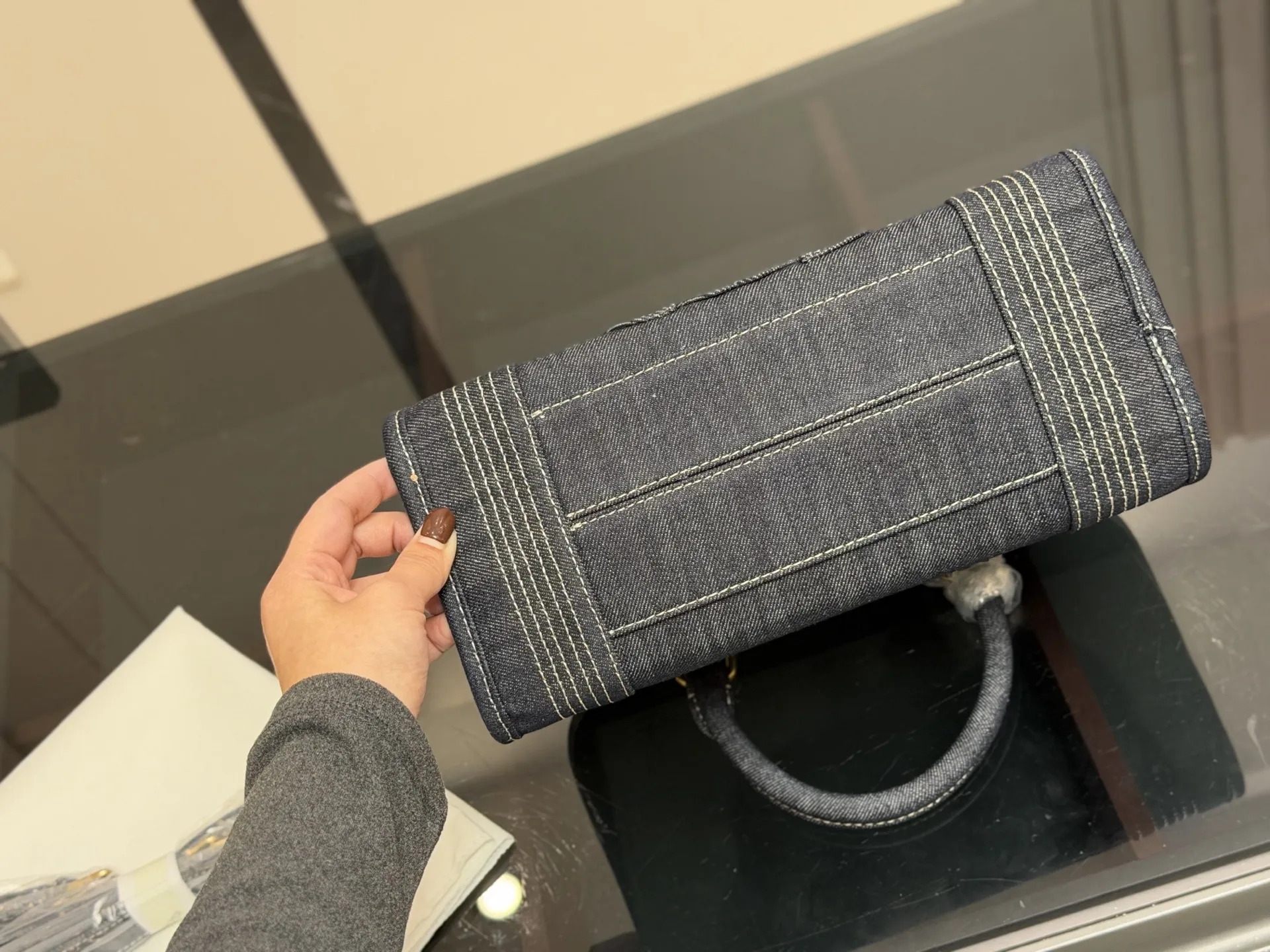 &yen;220 这才是罗意威最值得入的中古包吧! 太好装了容量很大出差旅行必备的大包首选真的很小众因为这一只是中古包所以很少见~ 但是真的好好看拼色帆布有一种流浪的艺术家的感觉还可以斜挎的小个子女孩子也hold住~ 中古包包分享|罗 意威中古 尺寸:29.18cm