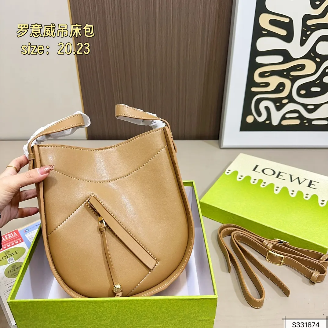 💰190(配盒) 尺寸20×23 LOEWE罗意威25Hammock hobo吊床包 面对不同造型都能轻松变换 容量感人,包身轻盈又简洁 百变腋下包 手感真的绝绝子