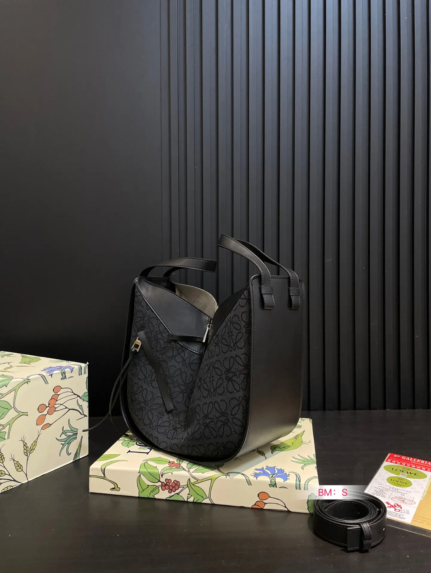 💰190 配盒 Loewe/罗意威🎒HAMMOCK吊篮水桶包，可爱暴击🔅超级Q 干净而利落的造型与背景.蕴含的优雅魅力.包包造型多变，可手提可单肩，设计简单利落 尺寸26*25cm