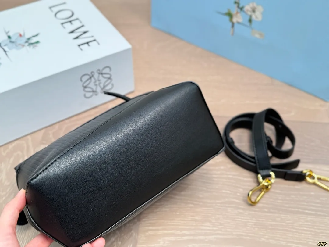 ¥205折叠盒 罗意威loewe几何包 简约大气风格 更加轻盈 可轻松驾驭各种风格 是每个酷酷女孩必入款 尺寸:23 15