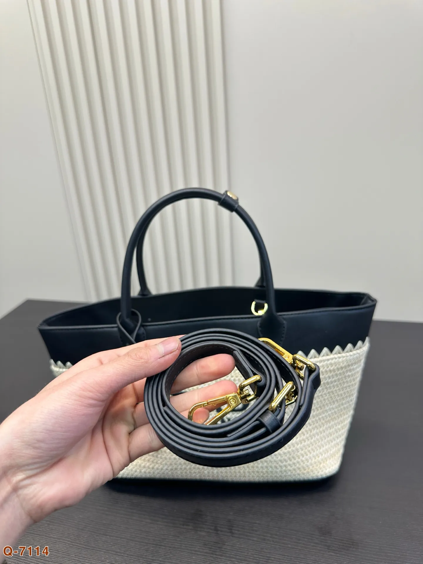 💰135尺寸小号21.23 💰135尺寸横款29.20 💰150尺寸大号31.33 普拉达prada阳光普拉达草编包购物袋的夏天啦，马上夏天了，来推荐这只prada阳光草编包.清爽也文艺，让你也可甜可美。设计也非常实用，容量也大。同款哦夏天怎么能少了草编包呢！