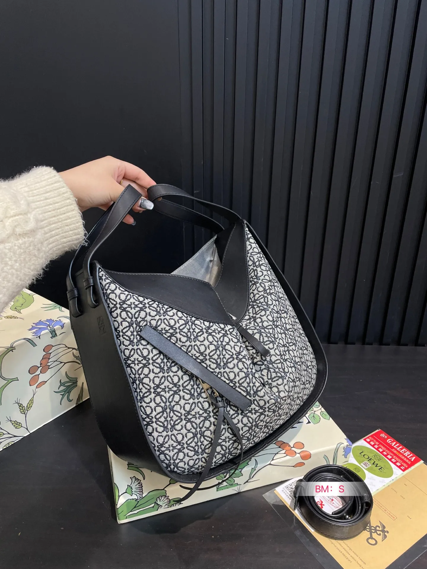 💰190 配盒 Loewe/罗意威🎒HAMMOCK吊篮水桶包，可爱暴击🔅超级Q 干净而利落的造型与背景.蕴含的优雅魅力.包包造型多变，可手提可单肩，设计简单利落 尺寸26*25cm