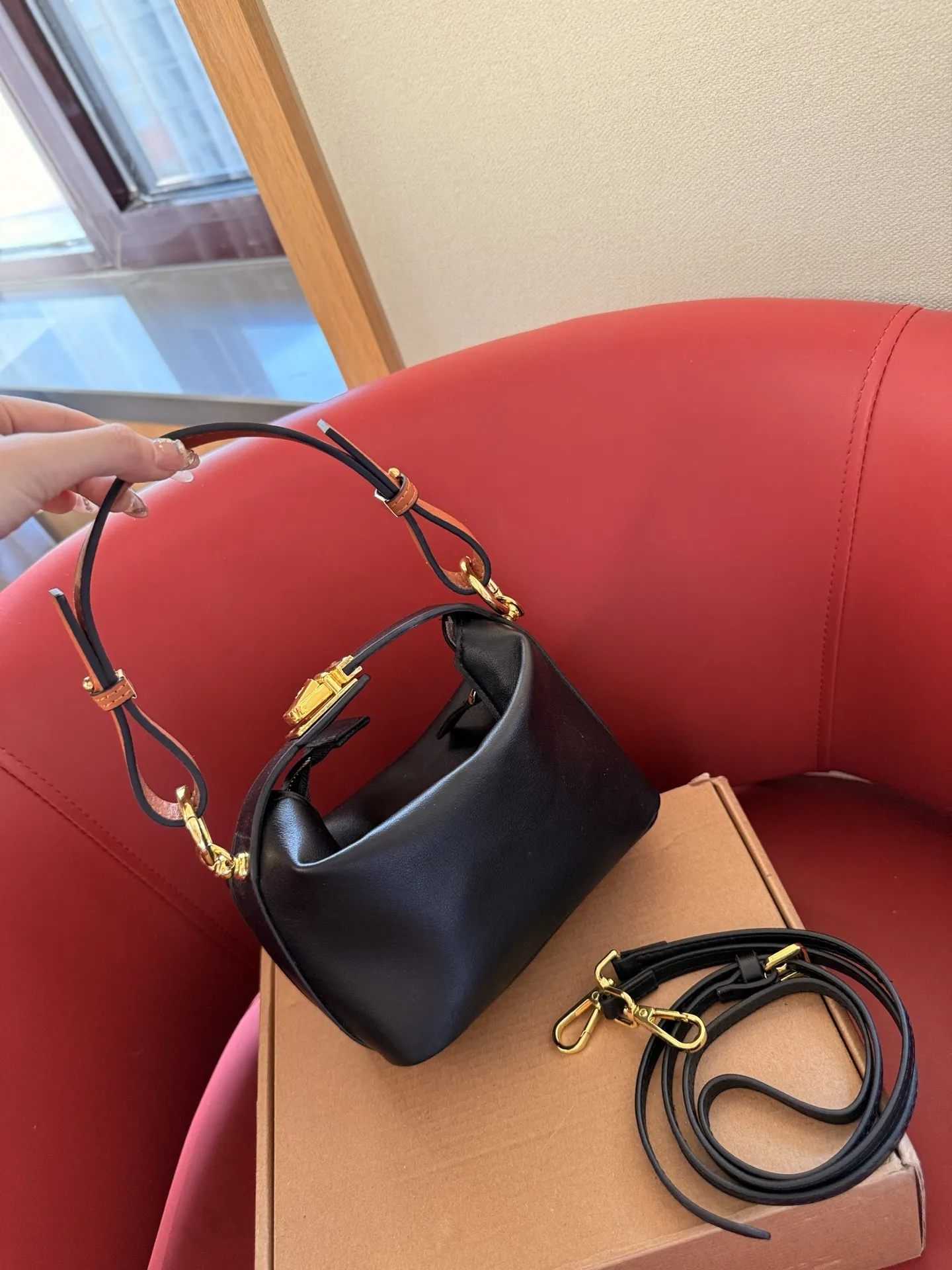 p130 礼盒包装🎁 罗意威最近超级火的便当包 最新款Loewe cubi 这个颜色最好看！ 尺寸16cm 搜索🔍罗威饭盒包