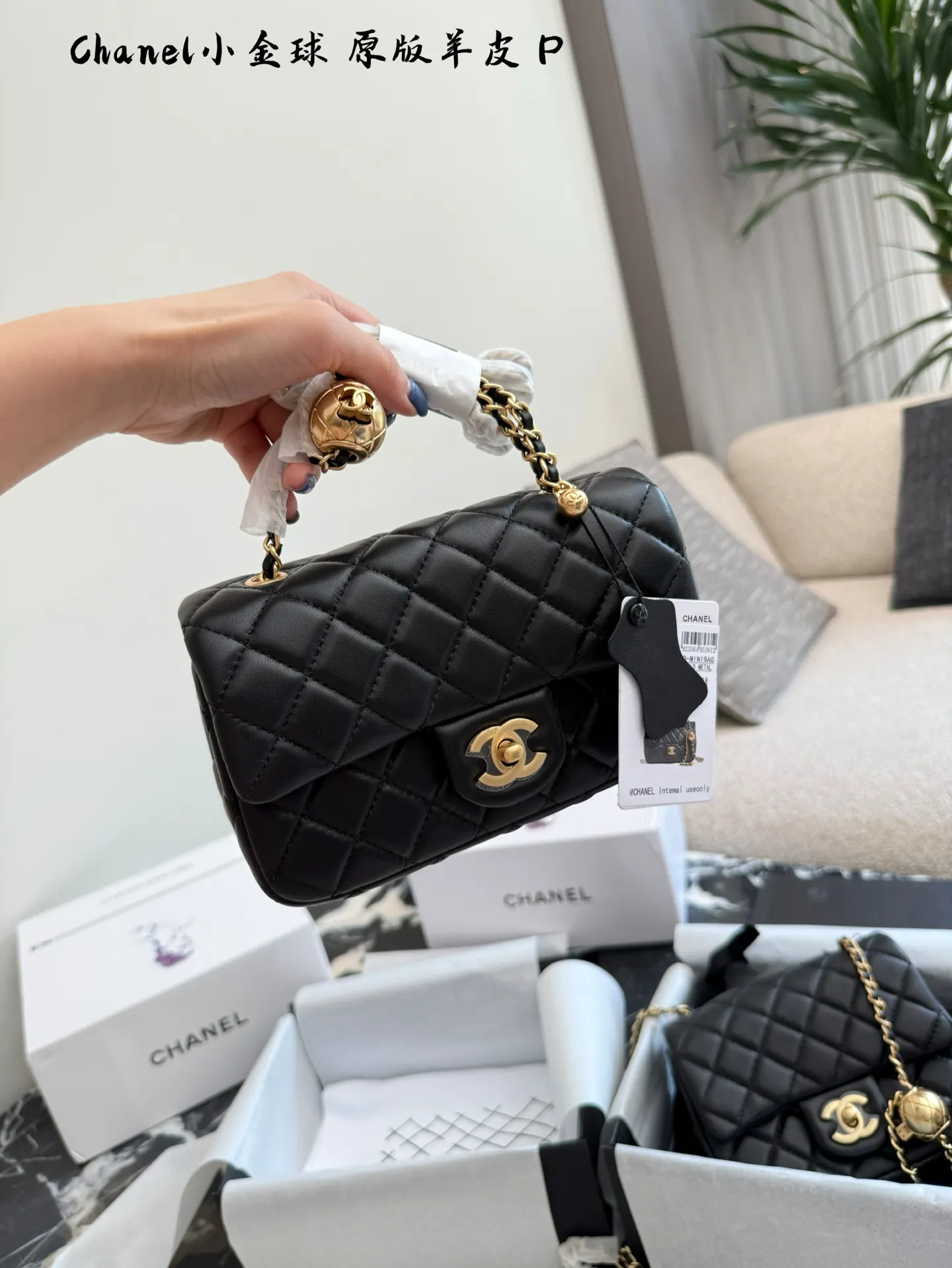 p220p225 羊皮 金球方胖子 &ldquo;New Arrival&rdquo; 最美金球方胖子人间香奈儿 白富美小姐姐必备款 ■单独夸最让人挪不开眼 就是小金球了太高级~ 今年的新款小香包链条可以调节 这一点太人性化了不管是高个子还是小个子圈都可以驾驭 #Chanel小金球 17cm20cm