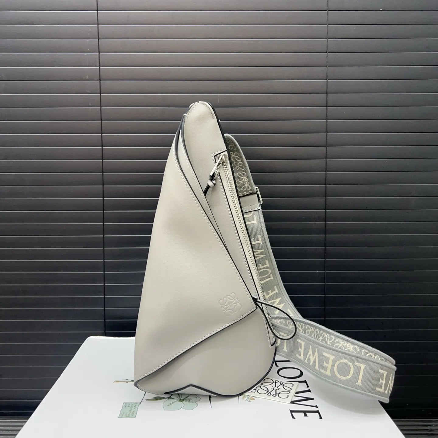 P255 LOEWE 罗意威 Anton Sling 银色配件装饰 小牛皮 胸包 牛皮单肩包斜挎包 经典百搭 实物拍摄 原厂原版面料 配送防尘袋 配盒 18 x 33 cm。