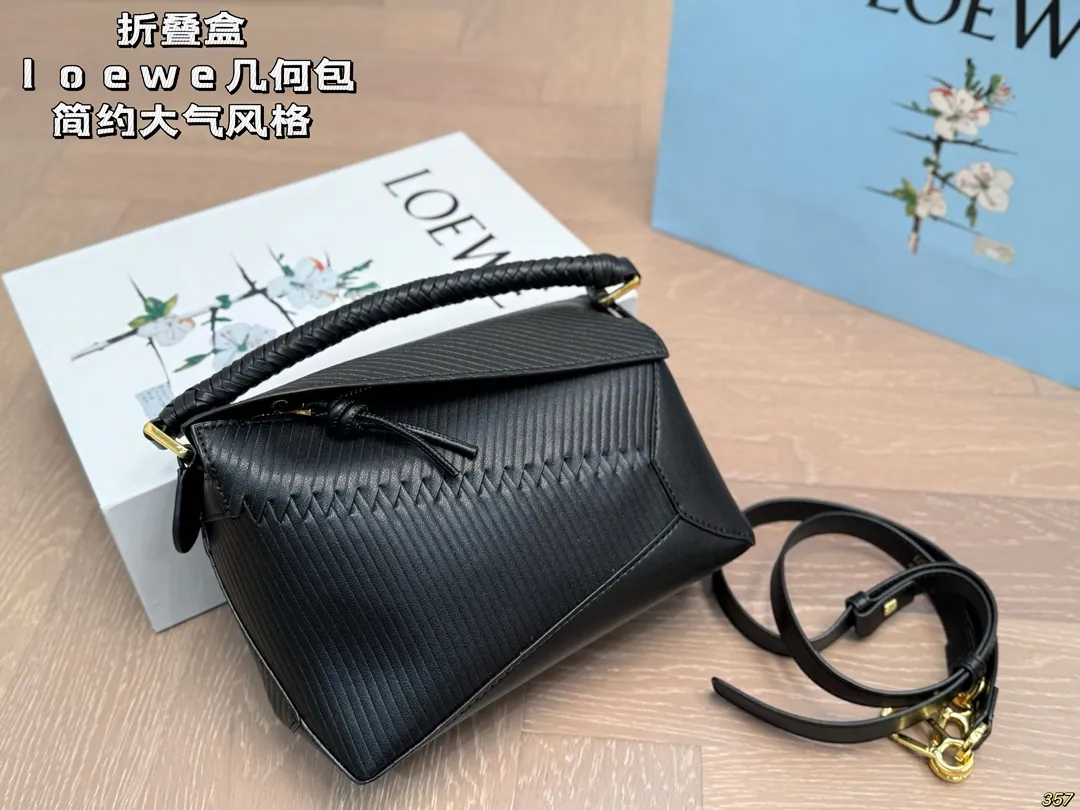 ¥205折叠盒 罗意威loewe几何包 简约大气风格 更加轻盈 可轻松驾驭各种风格 是每个酷酷女孩必入款 尺寸:23 15