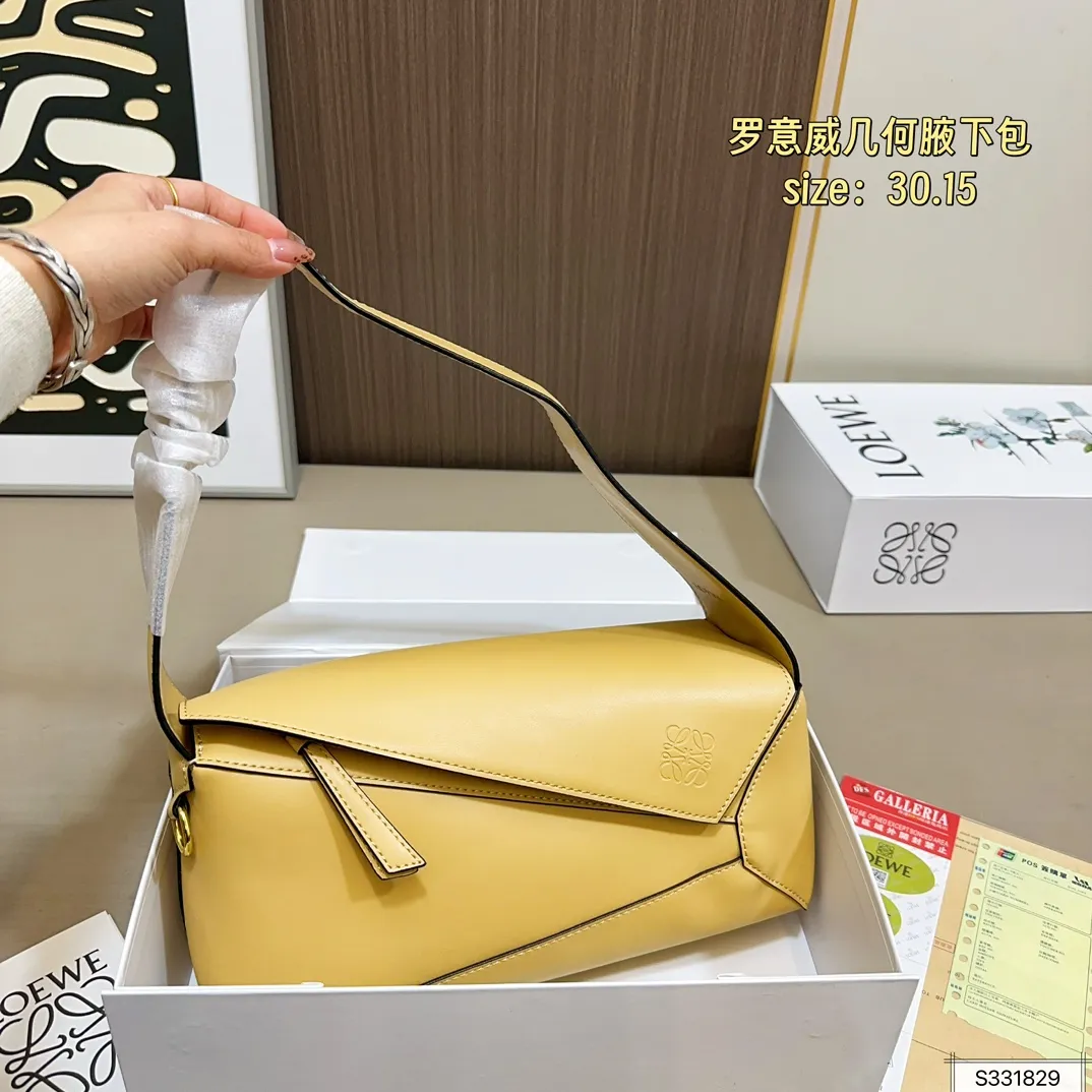 💰145 配折叠盒 尺寸30.15 罗意威 几何 puzzle hobo腋下包包型很修身 比起传统 更加轻盈 结合几何形状包身 可轻松驾驭各种风格