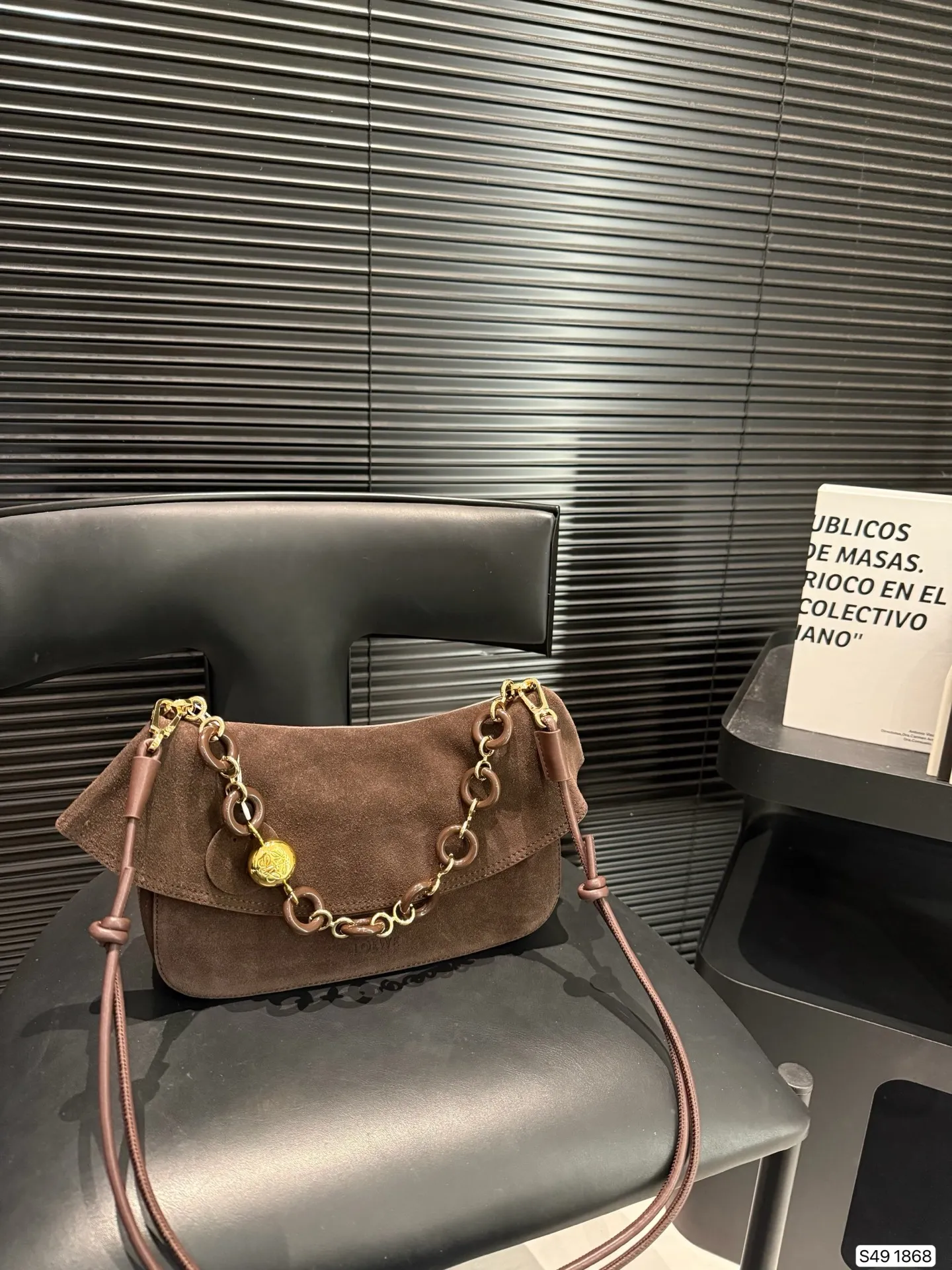 P295 罗意威Loewe 波浪裙边包包Ola杨幂同款包 弧形包身、线条流暢的翻盖和時尚甜甜圈链条。 可拆卸管狀小牛皮肩帶 可拆式甜甜圈链条 可翻盖开合 甜美俏皮风 单肩斜挎都很有韵 尺寸26 14 货号1868