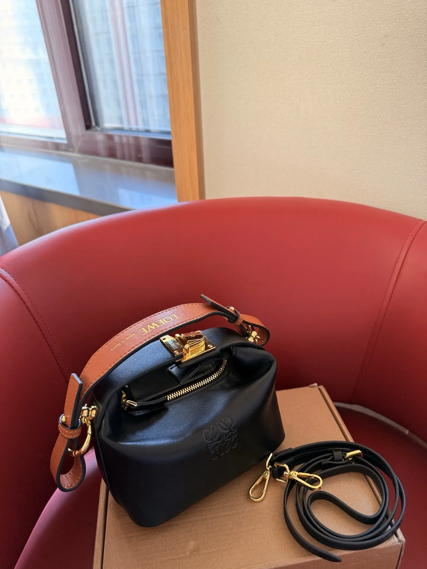 p130 礼盒包装🎁 罗意威最近超级火的便当包 最新款Loewe cubi 这个颜色最好看！ 尺寸16cm 搜索🔍罗威饭盒包