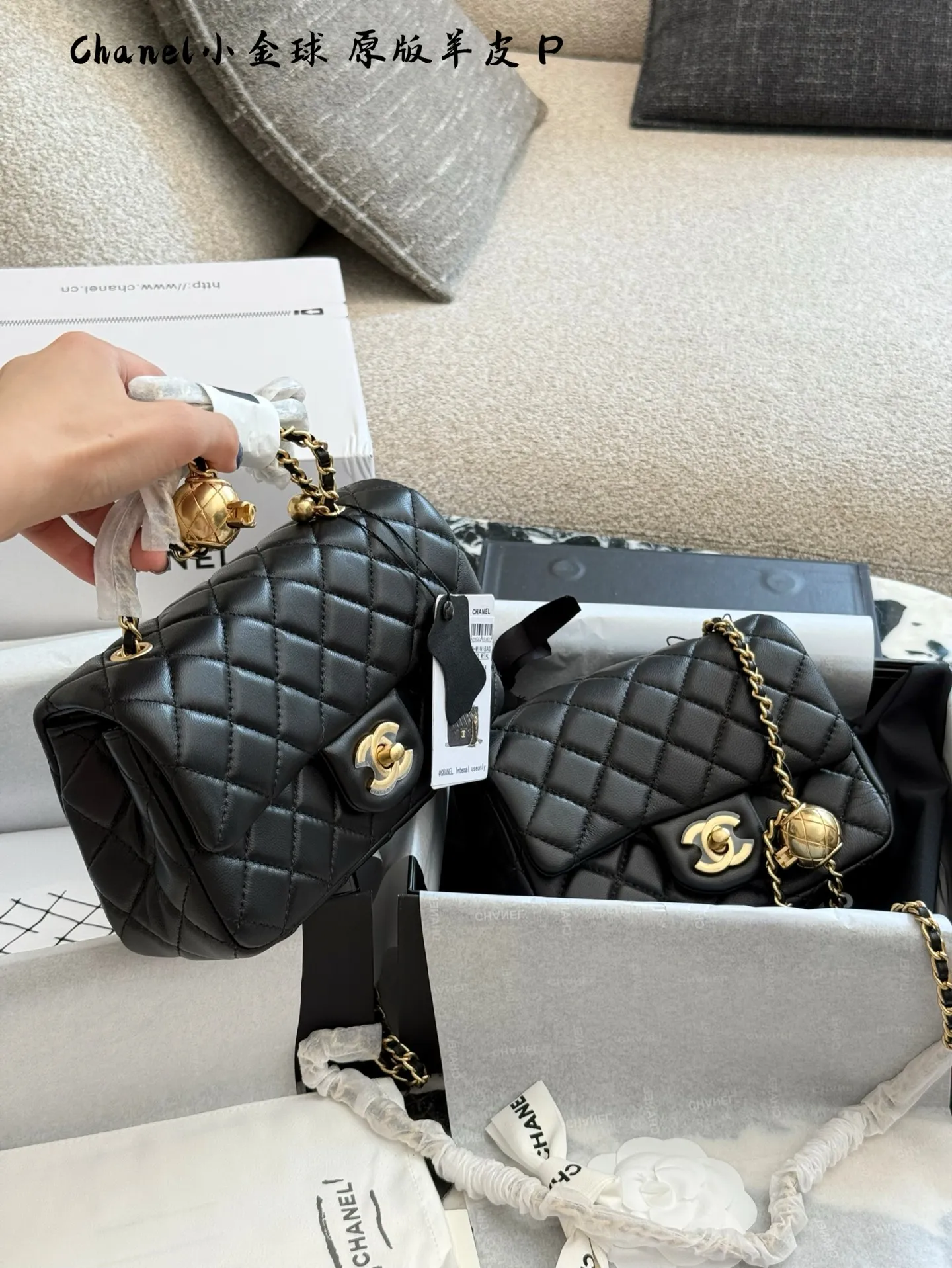 p220p225 羊皮 金球方胖子 &ldquo;New Arrival&rdquo; 最美金球方胖子人间香奈儿 白富美小姐姐必备款 ■单独夸最让人挪不开眼 就是小金球了太高级~ 今年的新款小香包链条可以调节 这一点太人性化了不管是高个子还是小个子圈都可以驾驭 #Chanel小金球 17cm20cm