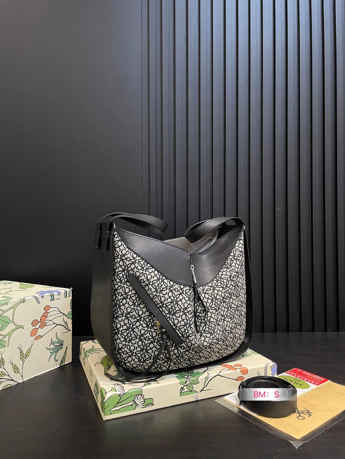 💰190 配盒 Loewe/罗意威🎒HAMMOCK吊篮水桶包,可爱暴击🔅超级Q 干净而利落的造型与背景.蕴含的优雅魅力.包包造型多变,可手提可单肩,设计简单利落 尺寸26*25cm