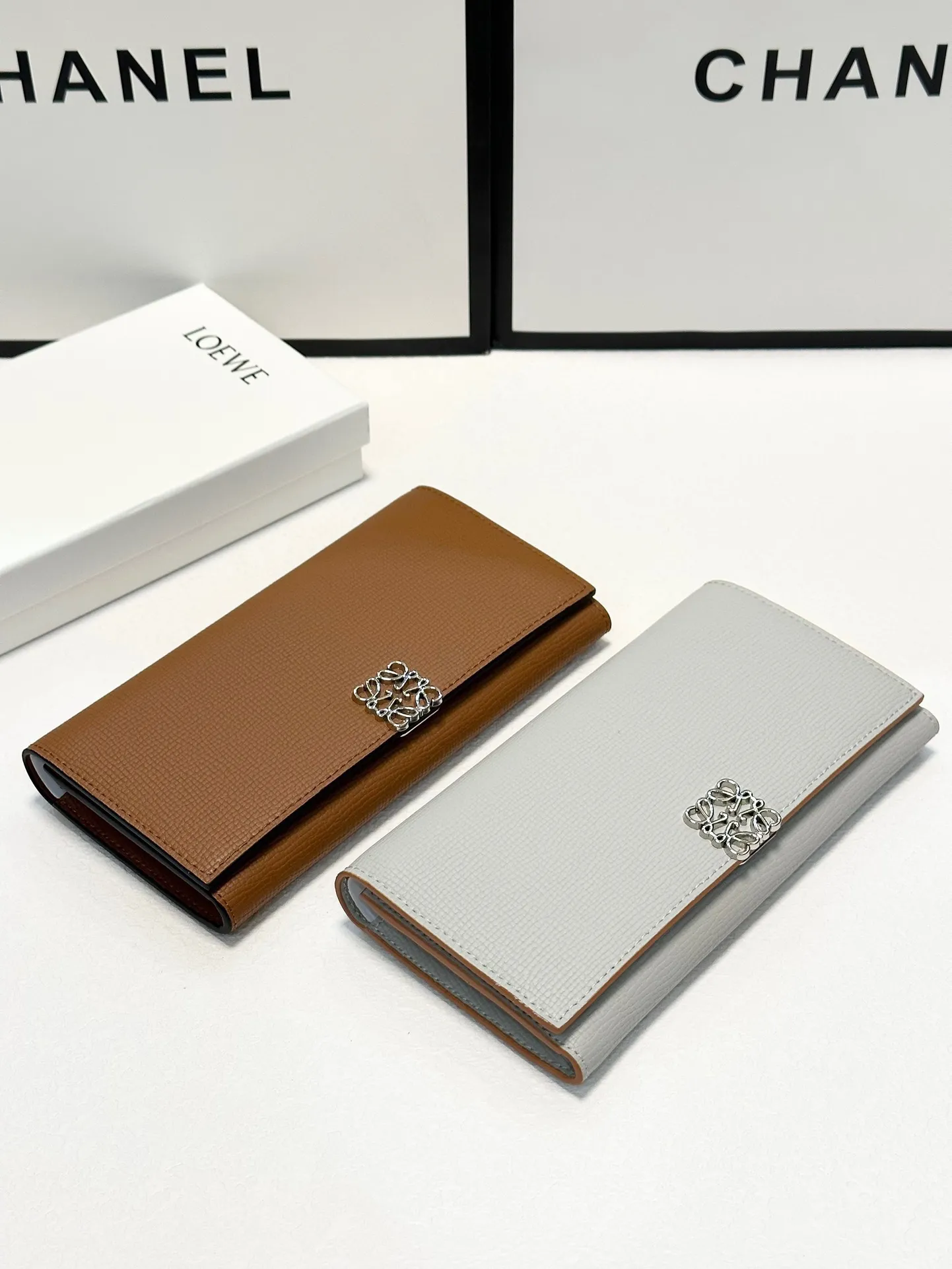 P125🎀🎀颜色 大象灰 黑色 灰白 土黄色 🎀尺寸 19x10🎀罗意威爆款牛皮长款钱包🔥款式经典做工精细耐磨耐用手感极佳❤️