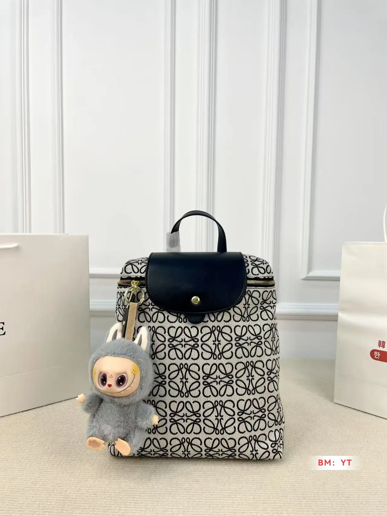 💰120 罗意威 爆款双肩出货 新款 男女背都好看 作为一只合格的双肩包 一定要好看 舒适 耐造 背包比较大 远途旅行带它准没错 也是学生党的最佳选择 超级实用 再适合不过小哥哥们和高挑的小姐姐啦 😍尺寸:25*28