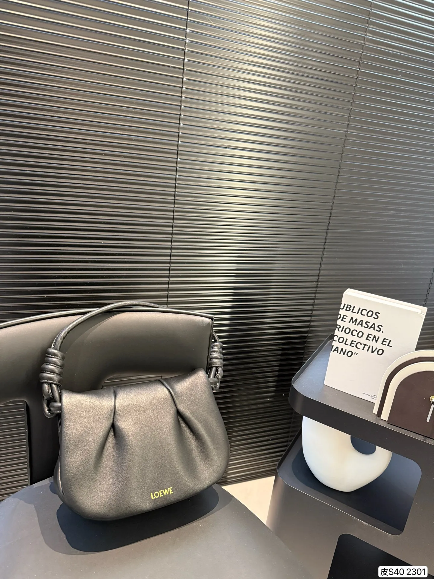 P250 纯皮罗意威腋下包 LOEWE 手拿包来给做一个搭配吧～ 小巧精致的同时容量也很够日常出街聚会带它柔软轻便 极简主义 洋溢着新鲜和时髦的气息漫步街头总会感到松弛和自在 尺寸：24 19 货号2301