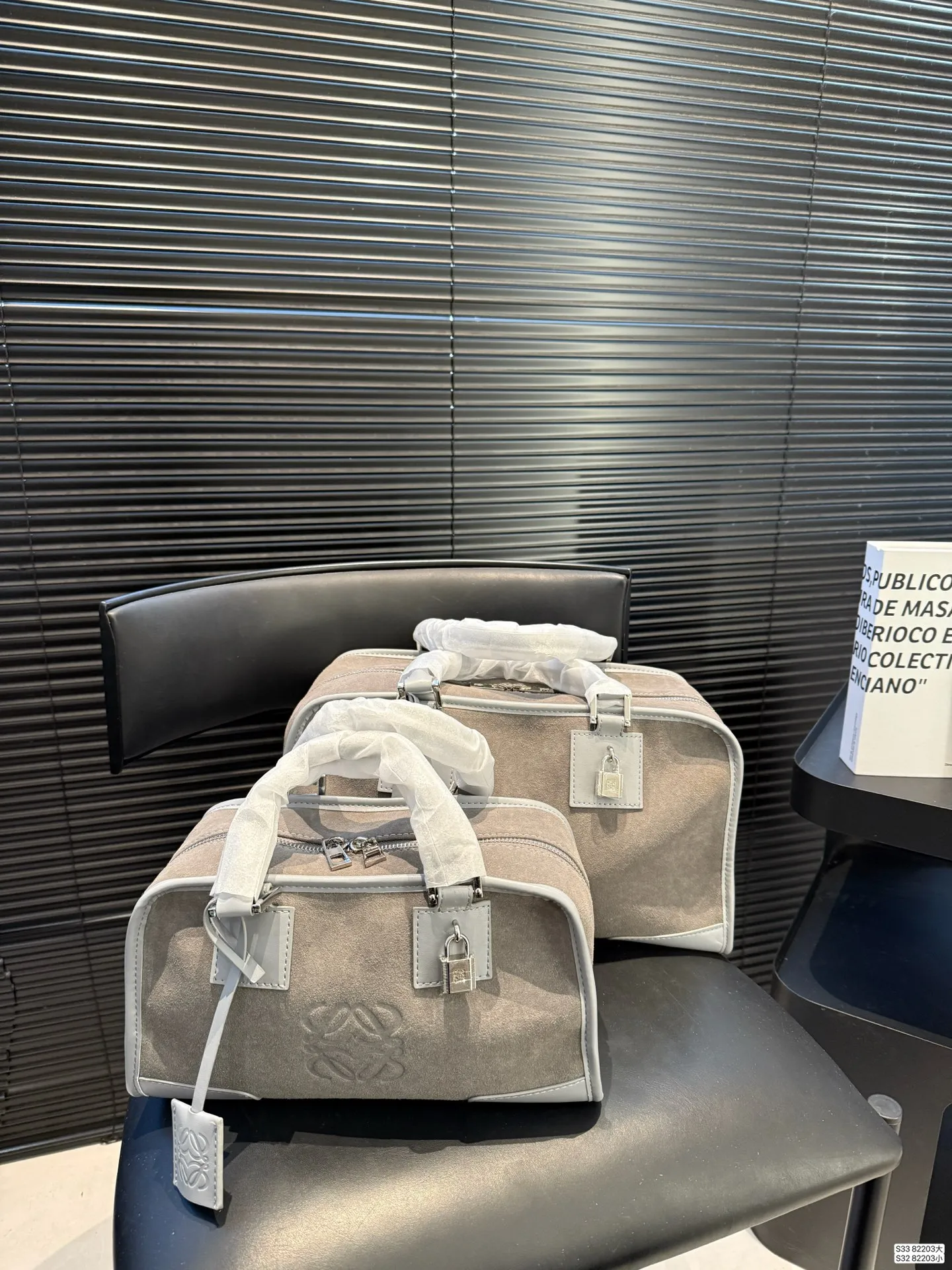 大号P215 小号P210 配盒子 罗意威这只简直太乖了 麂皮包今年冬天简直不要太火 银色loewe小锁也是酷的很 这个还可以加肩带单肩斜挎 一整个就是实用的美包! 尺寸大36.5 21 小28.5 16 货号82203