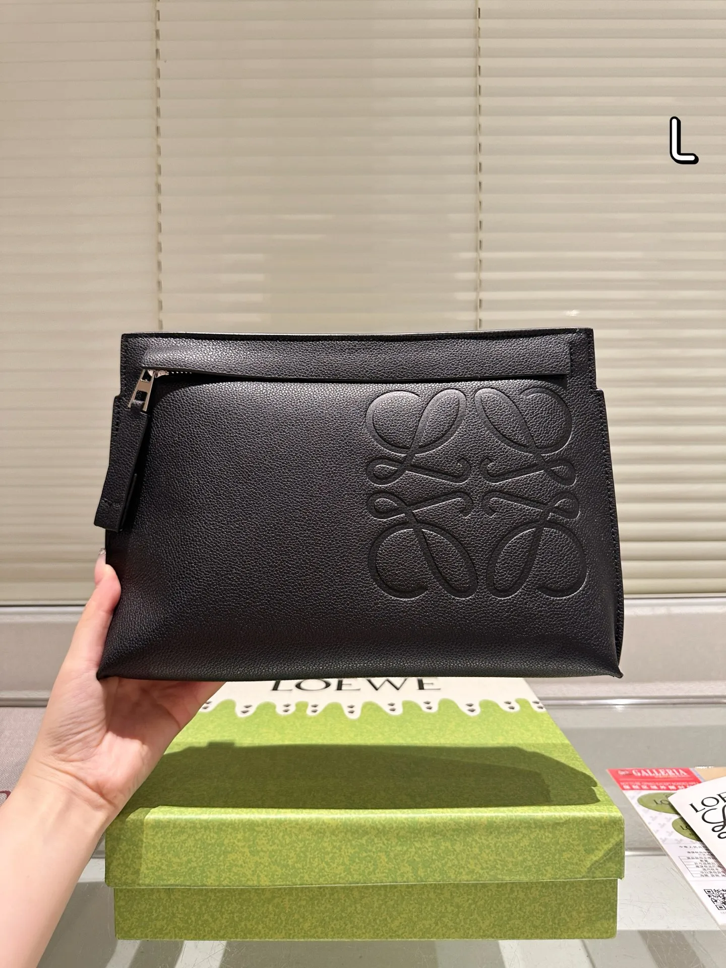 配礼盒🎁P140 Loewe 罗意威 手包 520限定手袋 甜而不腻的日常搭配 颜值质感被拿捏住了 凹造型必备✔️ 尺寸:31.20cm