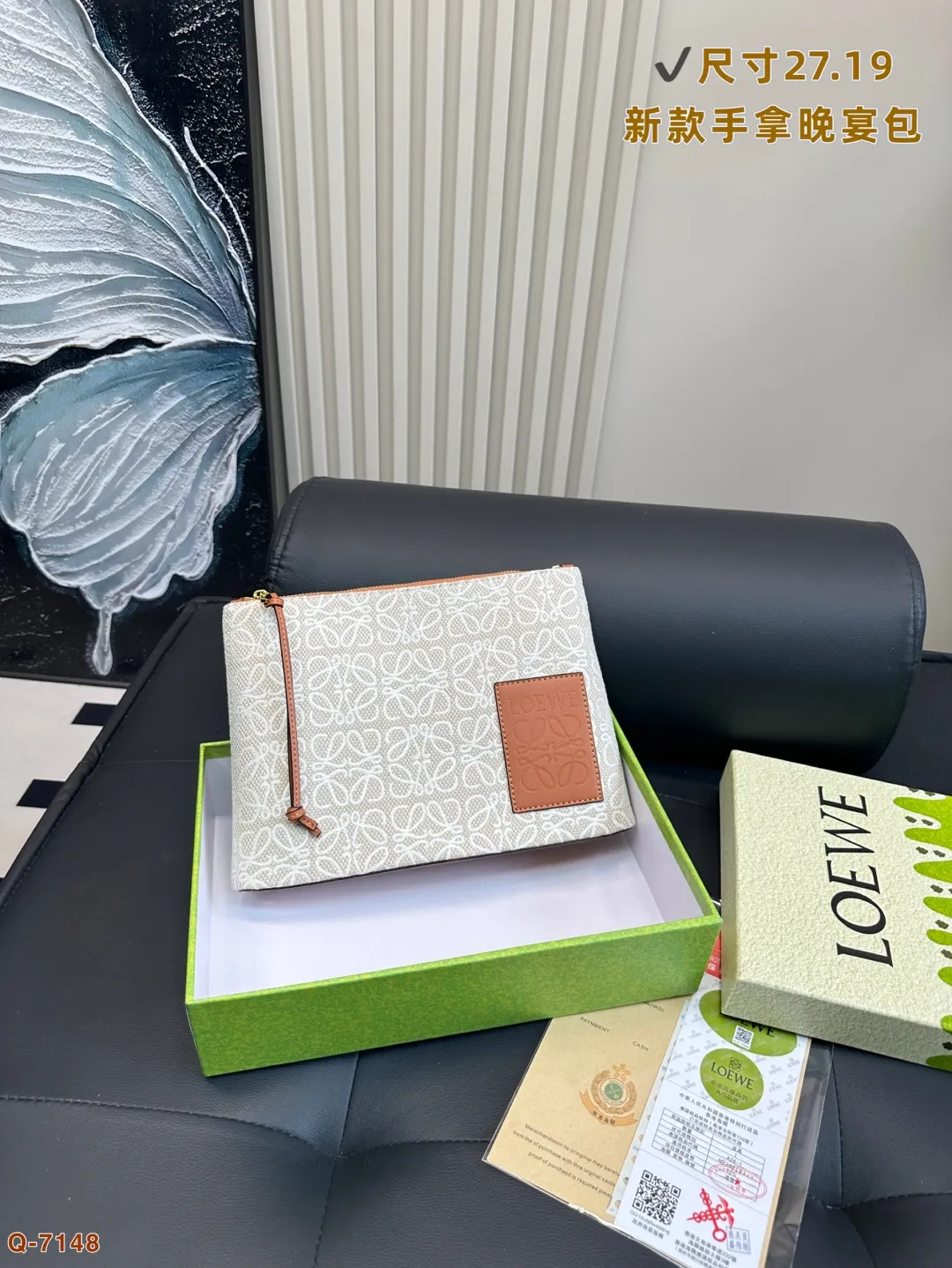 💰105 配礼盒 LOEWE罗意威新款帆布手拿包晚宴包 满logo帆布手包,加宽底座空间超大,满足日常所需~简单大方,手感超好!! 尺寸27.19